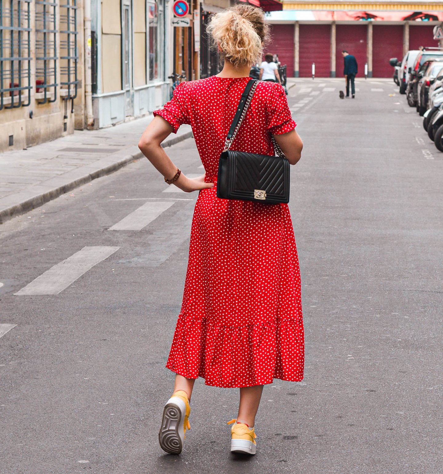 rotes midikleid mit punkten