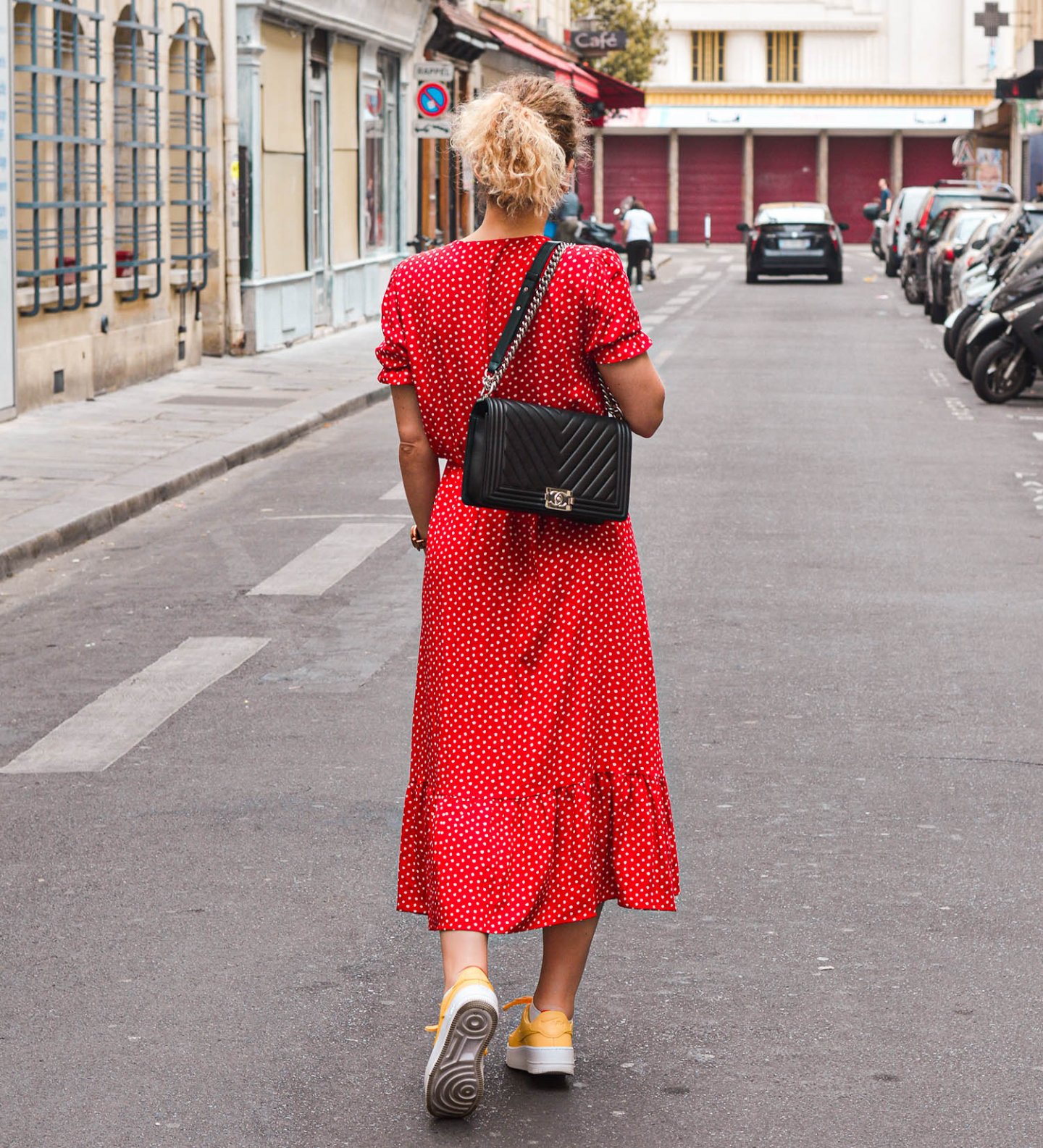 spazieren in Paris im Sommeroutfit