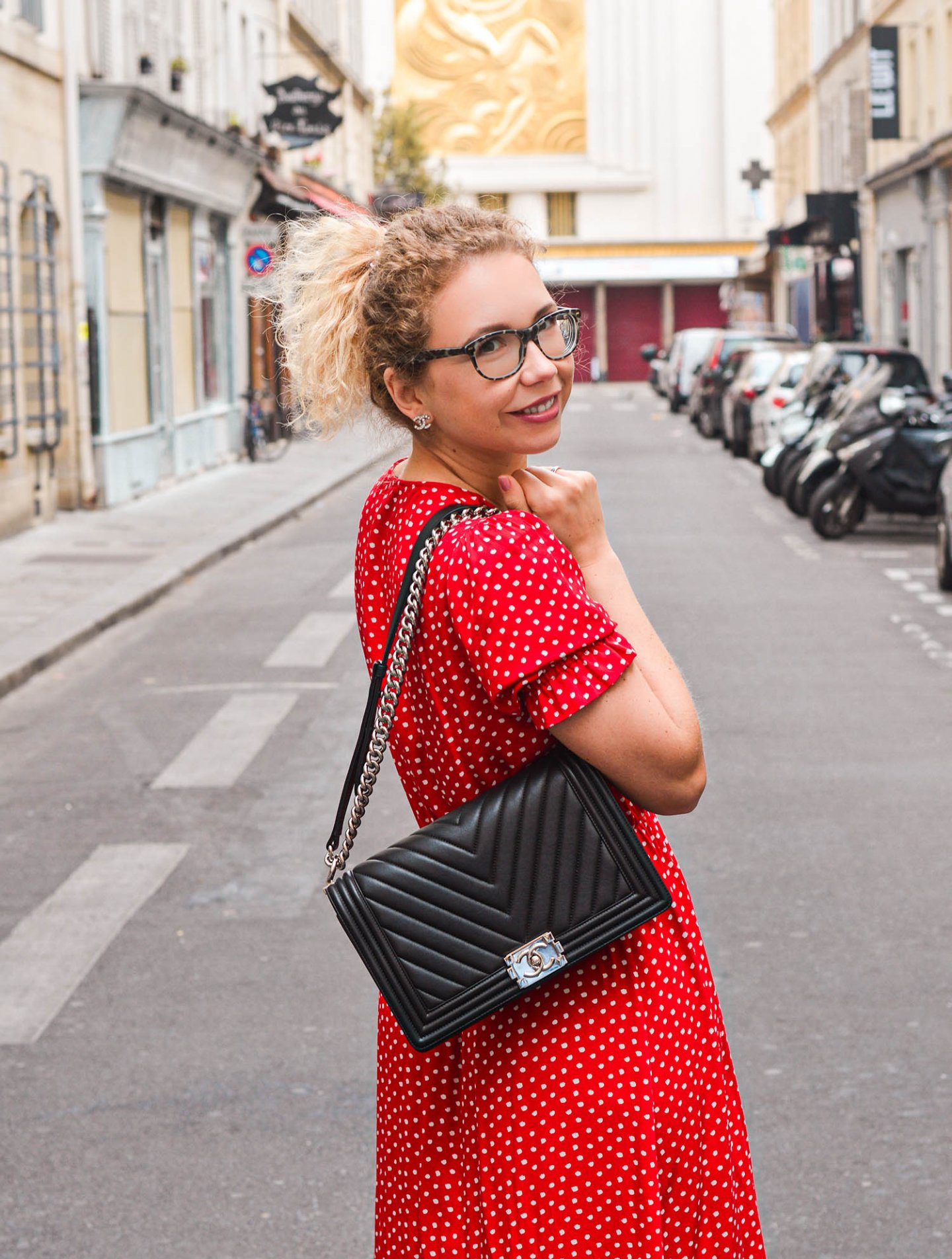 Chanel Handtasche und rotes Kleid in Paris