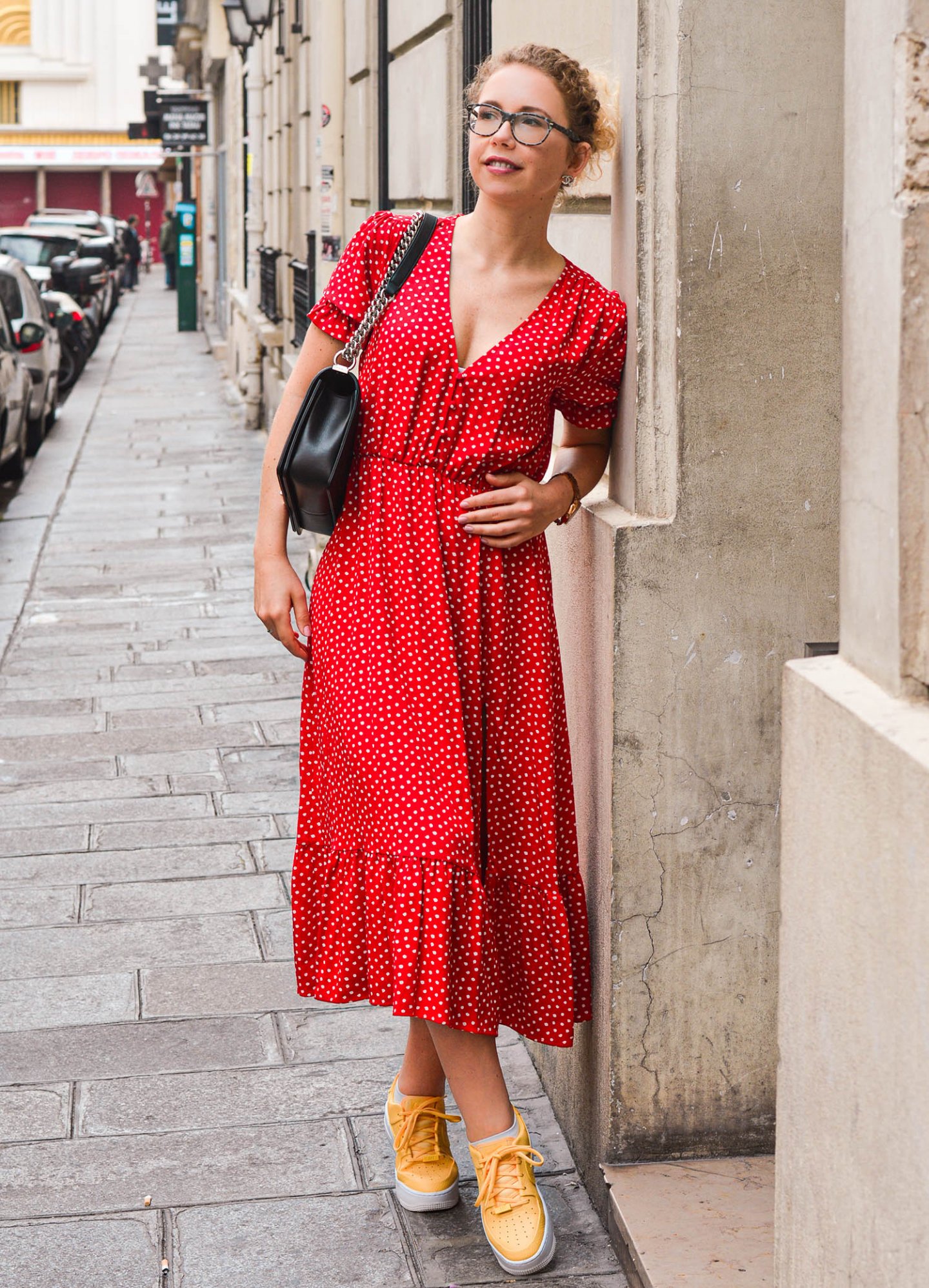 Pariser Straßen mit Sommerkleid, Chanel Handtasche und sneakern