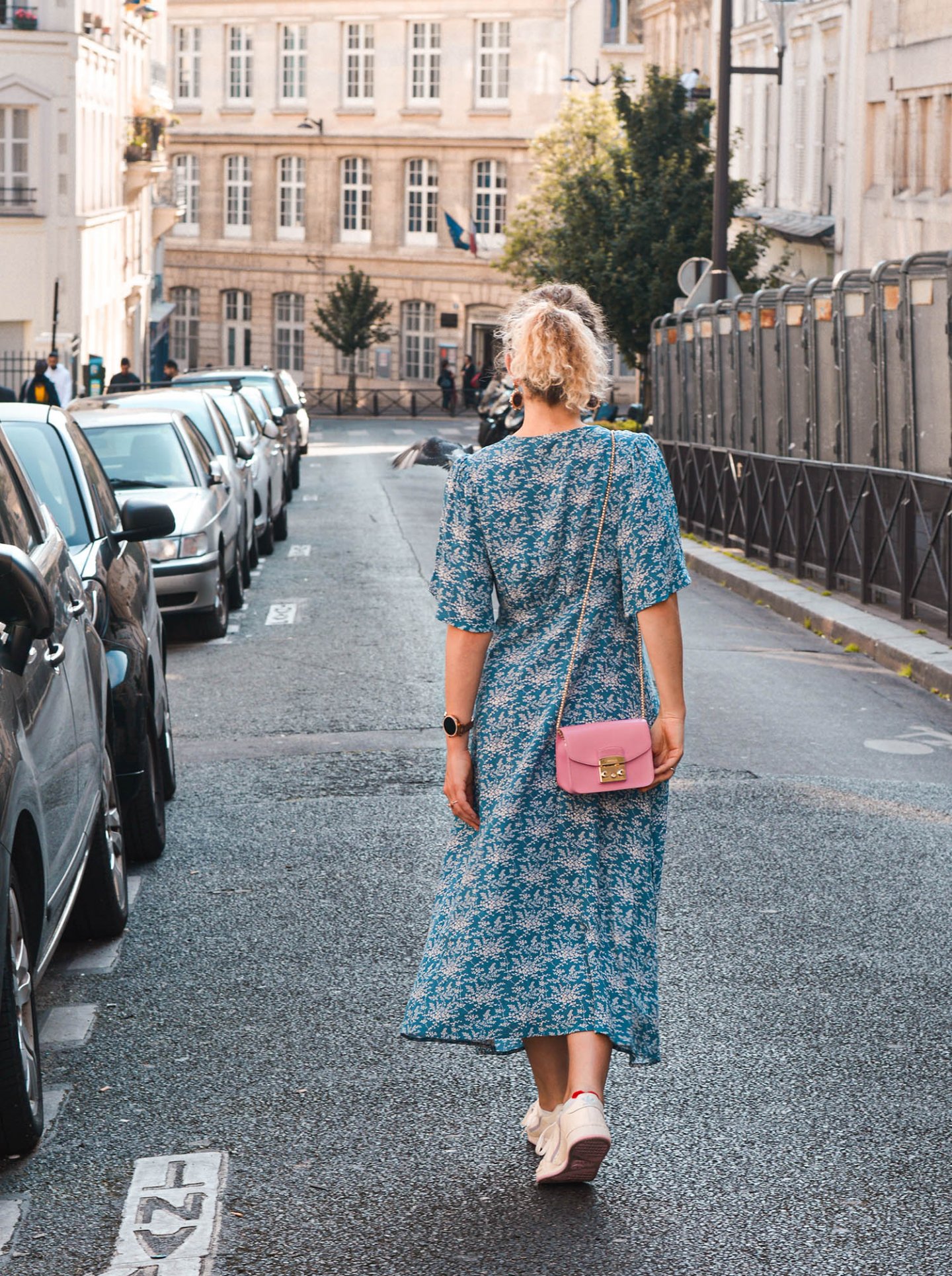 midikleid in den Straßen von paris