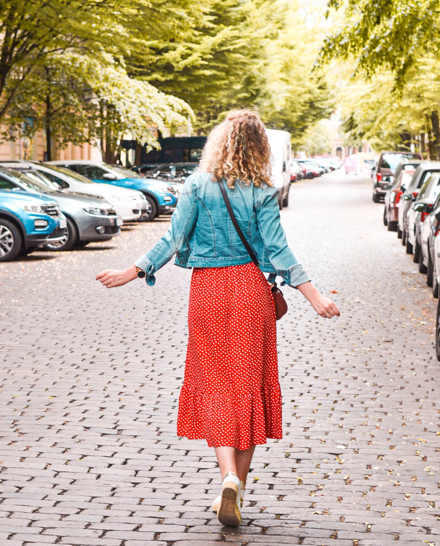 Spaziergang durch Berlin in midikleid mit Jeansjacke