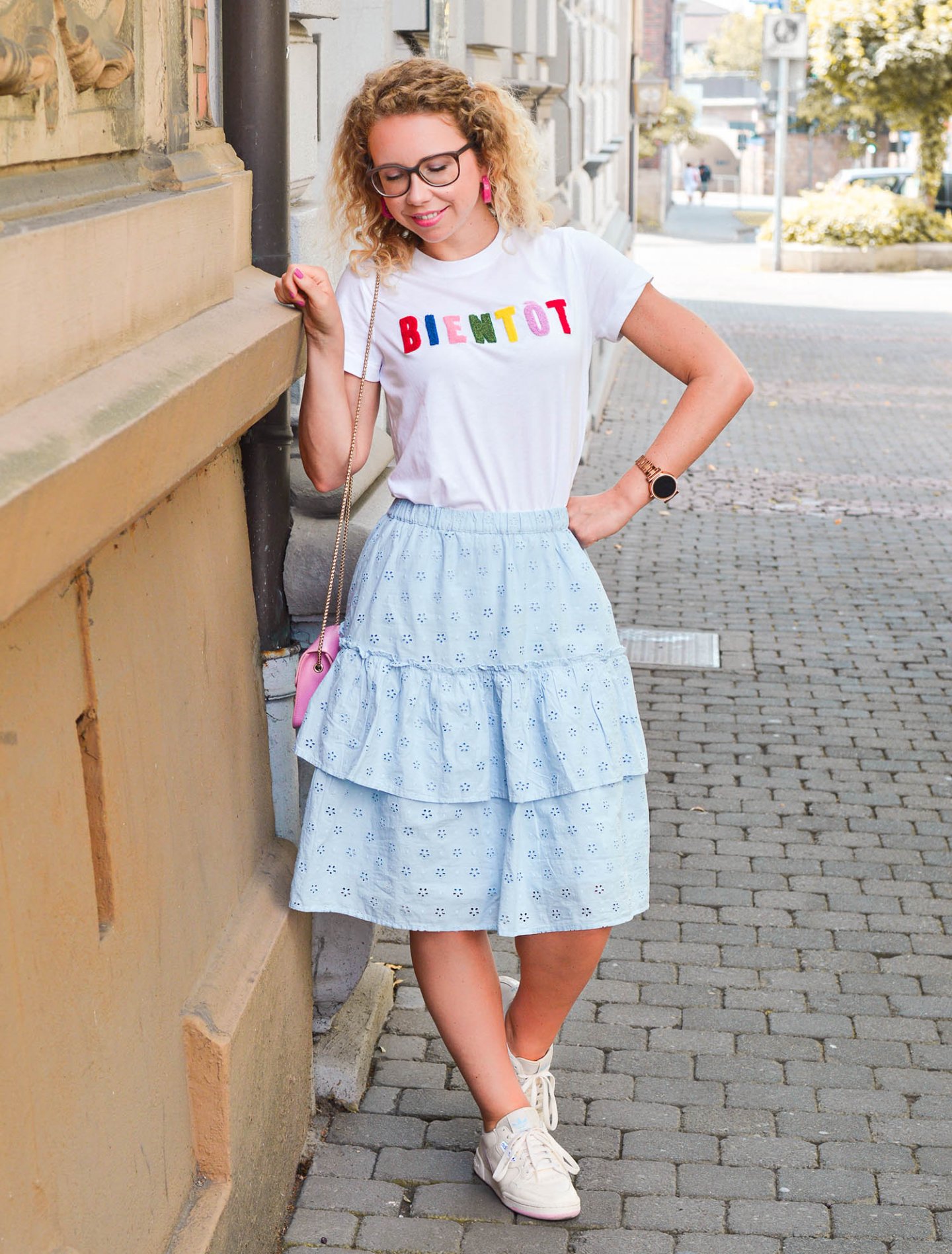 Stufenrock, Statement-Shirt und Sneaker - femininer Sommerlook von H&M