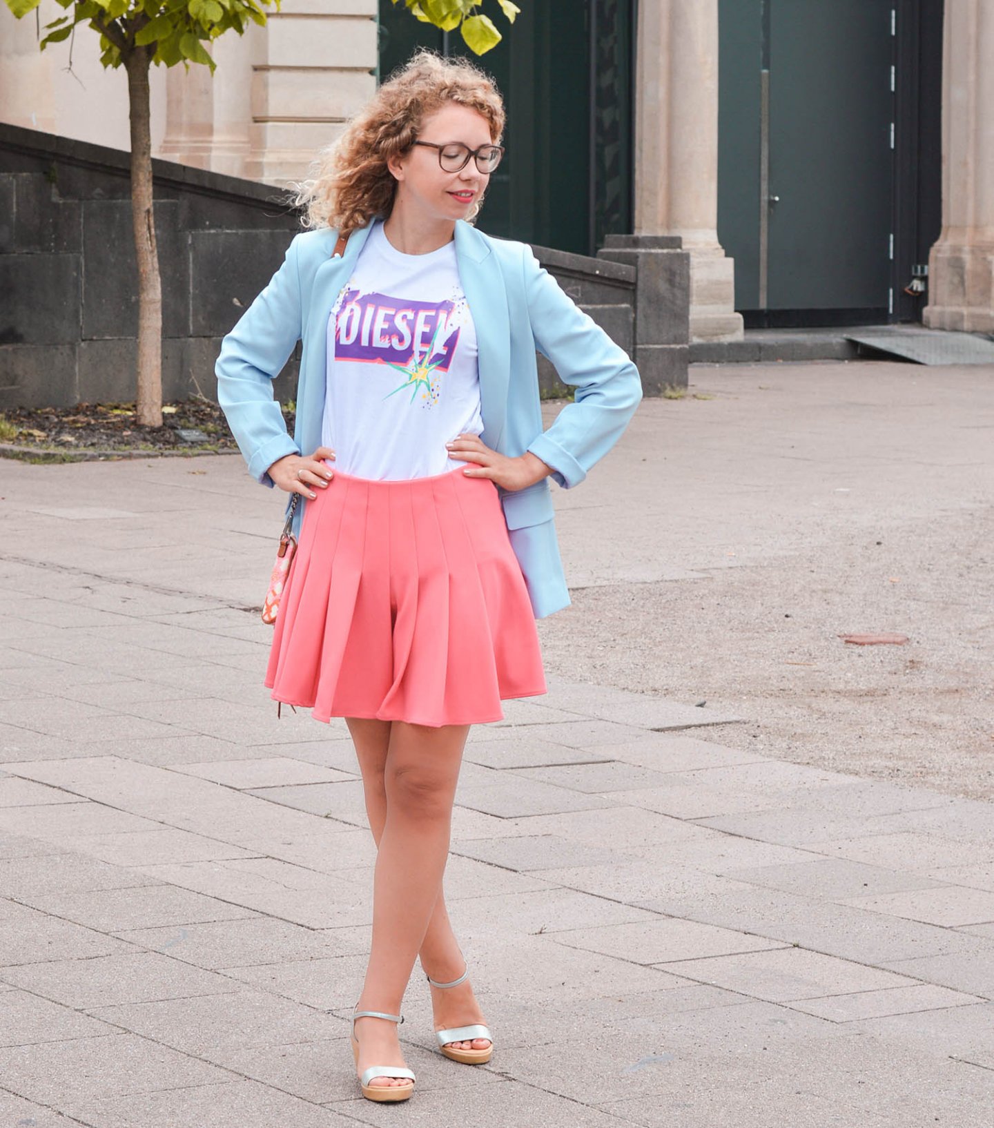Fashionblog Outfit mit Logo-Shirt und Neon-Rock