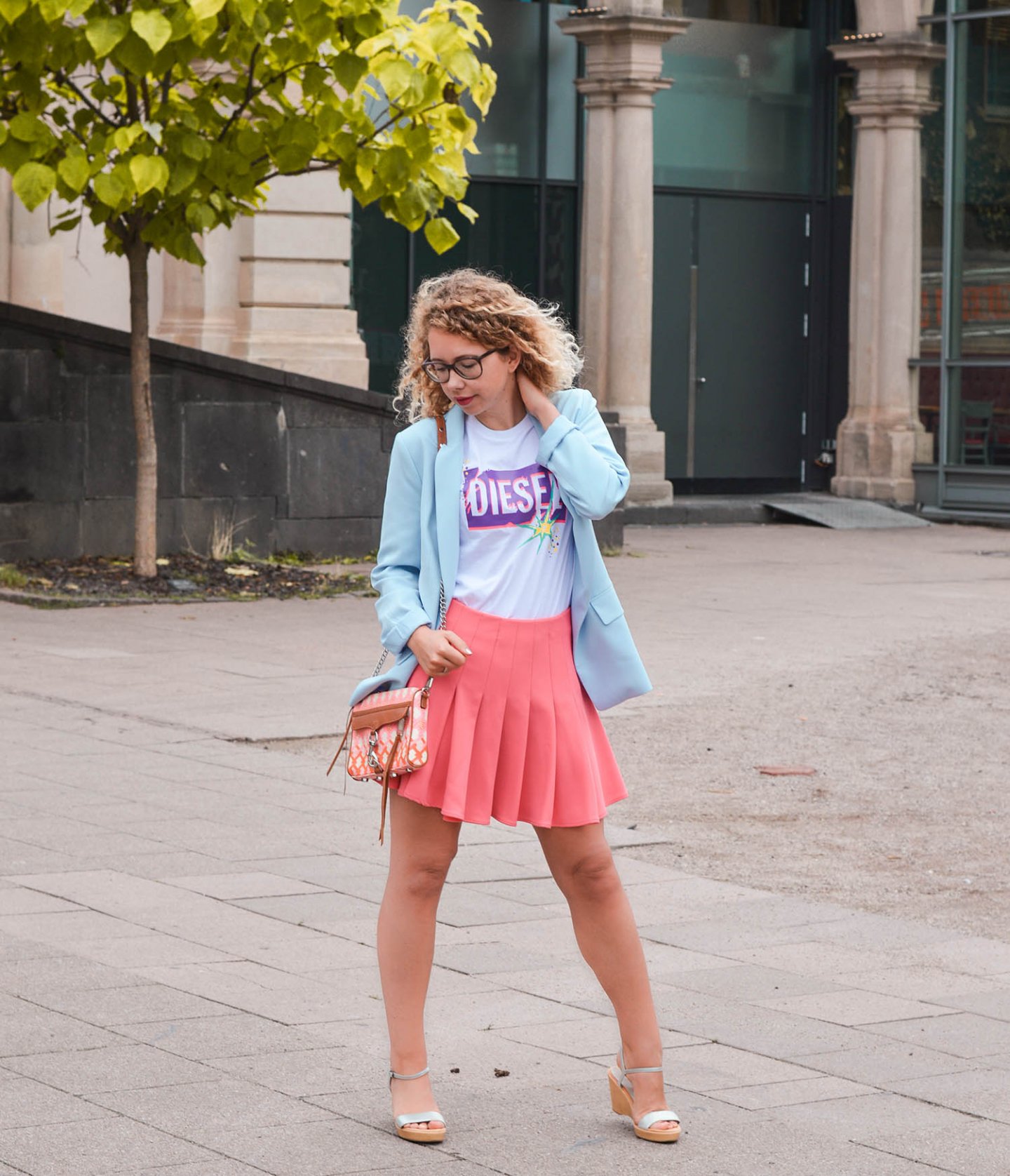 Logo-Shirt und Neon-Trend