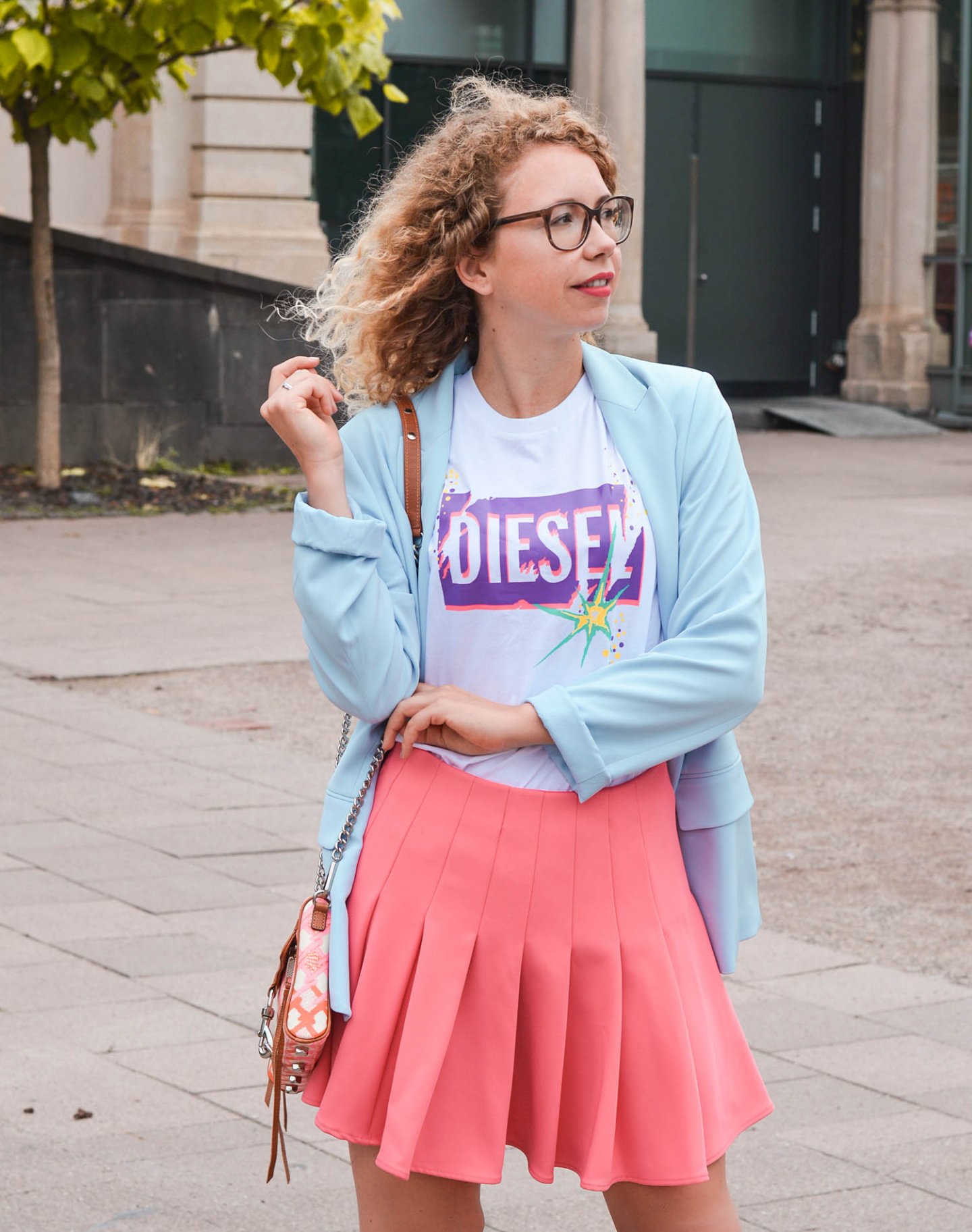 Logo-Shirt und Neon-Trend