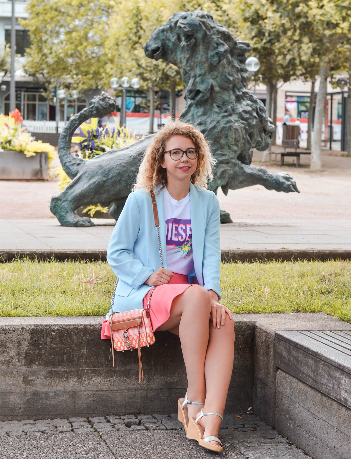 Logo-shirt und Neon-Trend in Wiesbaden