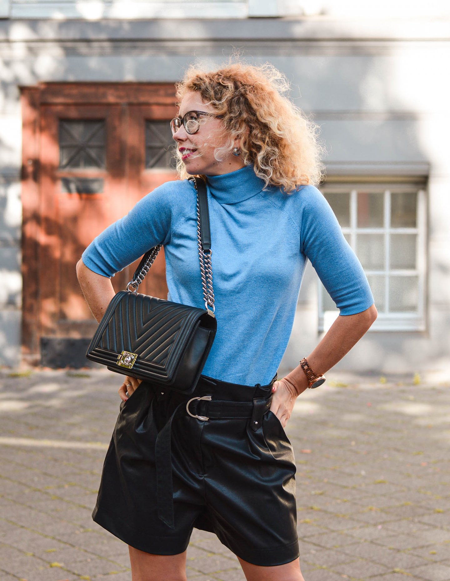 Outfit für milde Herbsttage mit Rollkragenpullover und Ledershorts