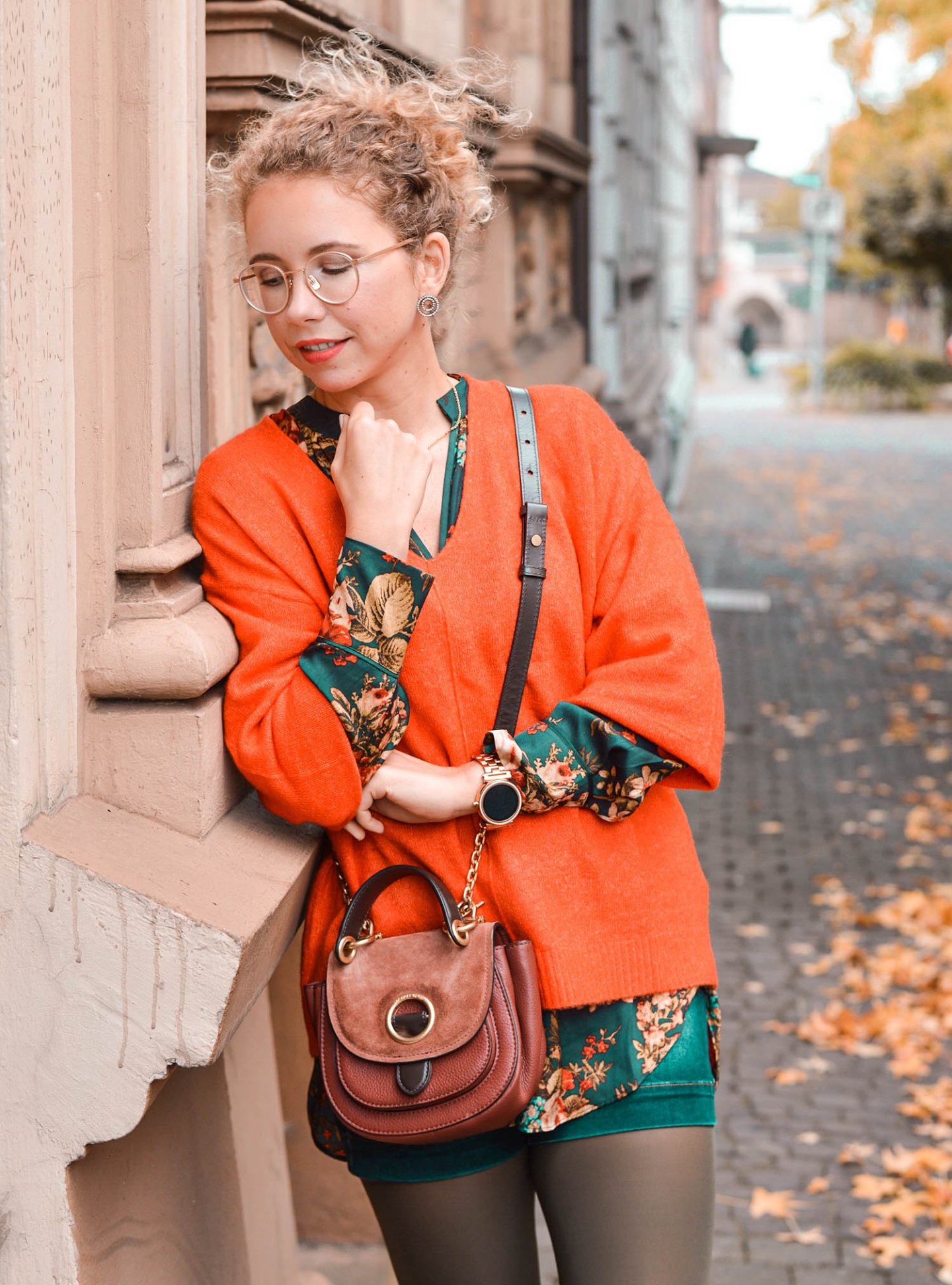 Bluse mit floralem Muster und Strickpullover