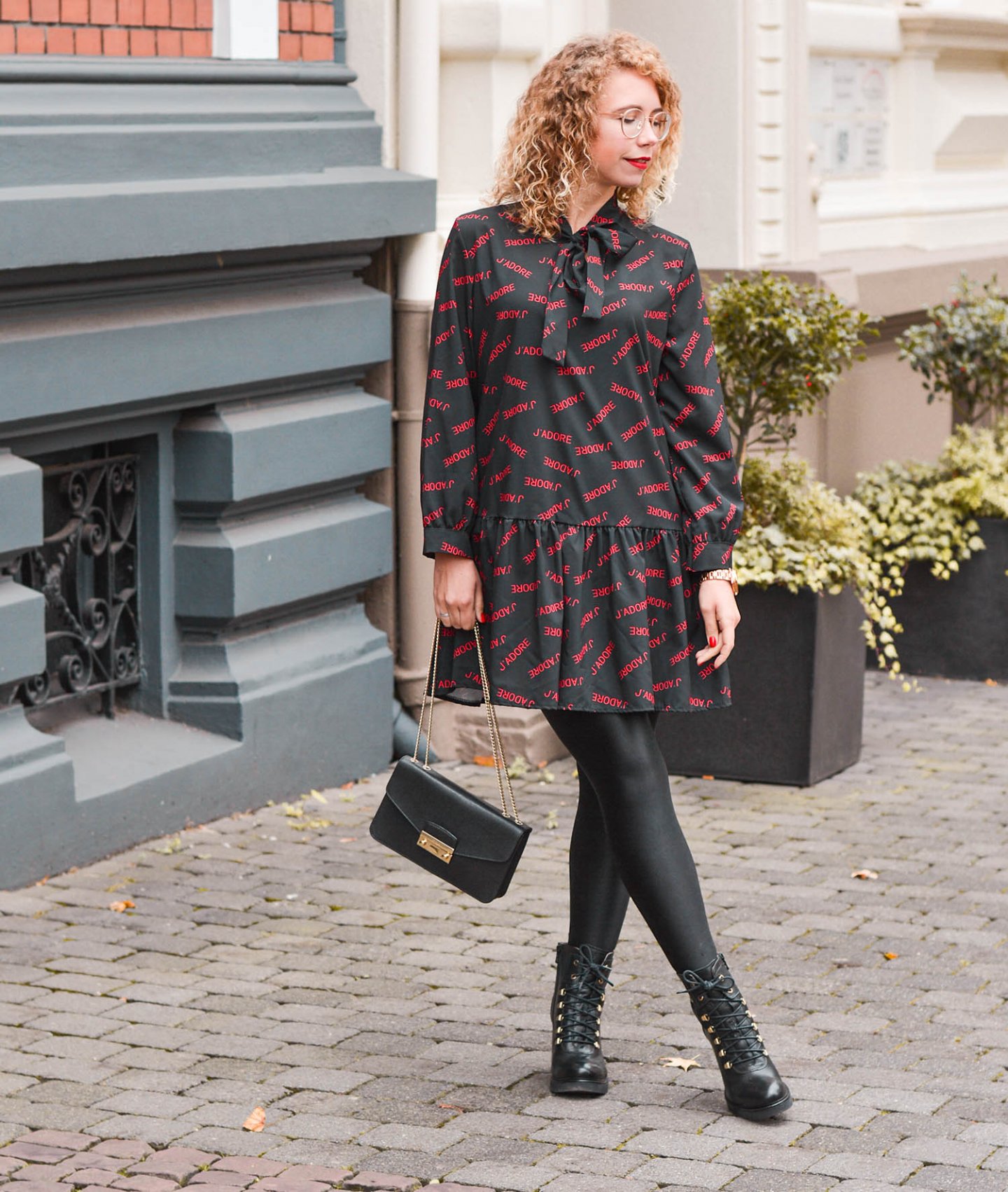 J'Adore Statement Dress und Combat Boots