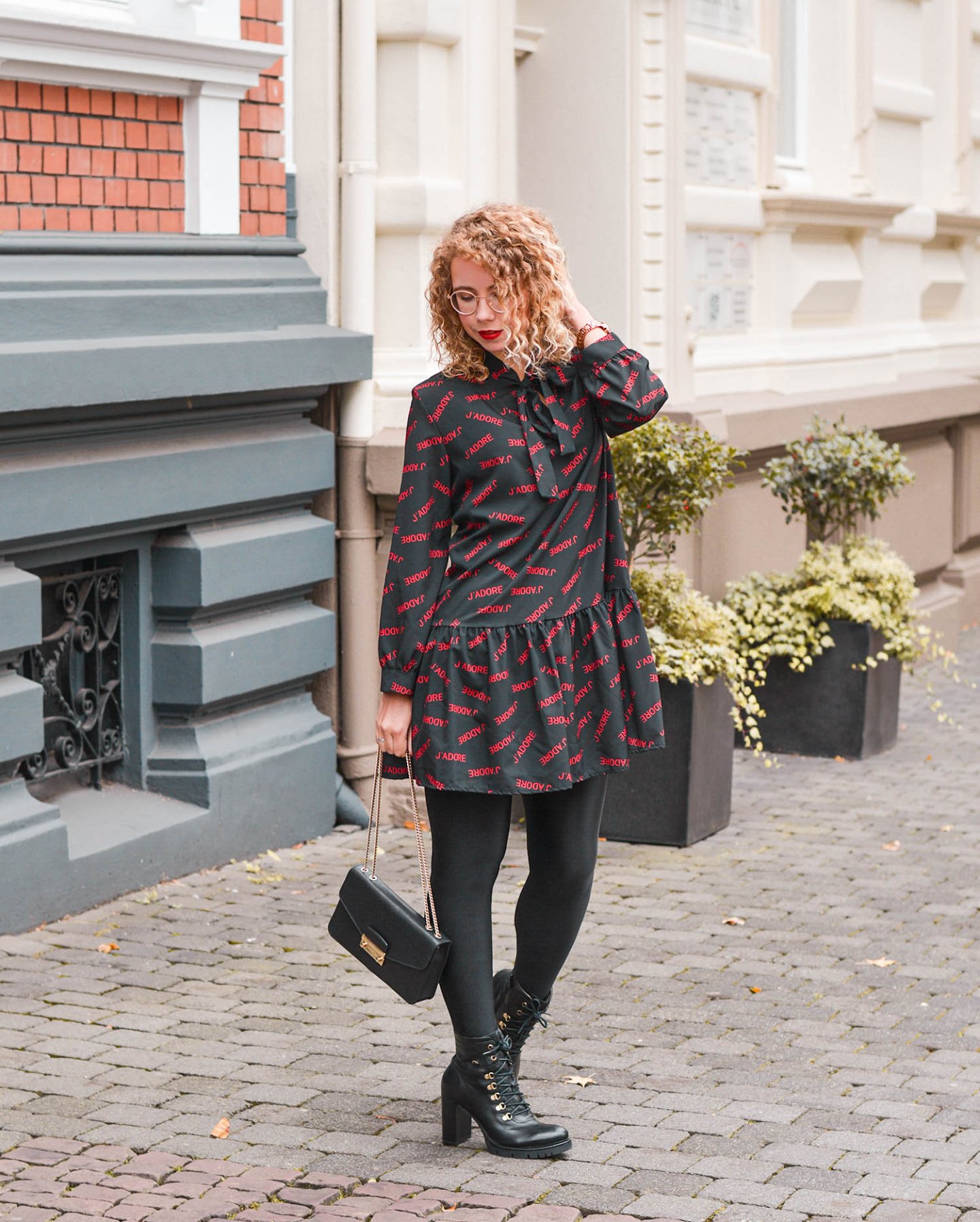 Kleid mit Schluppe und Boots