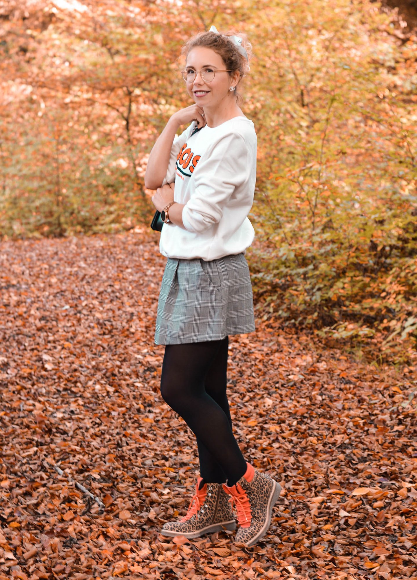 Statement Sweatshirt mit Bisous Print, Skorts, Chanel Boy Bag und Leo-Boots