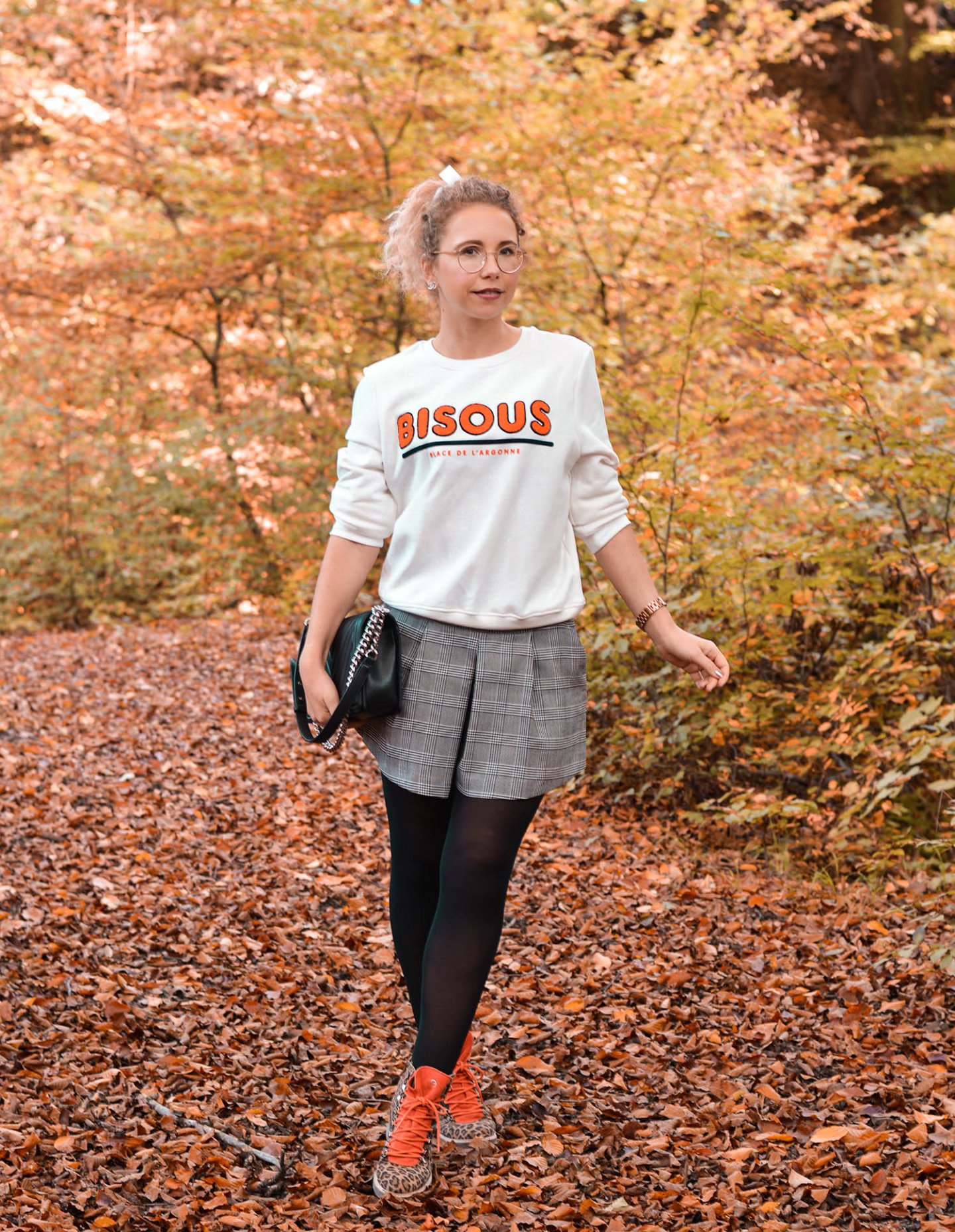 Statement Sweatshirt mit Bisous Print, Skorts, Chanel Boy Bag und Leo-Boots