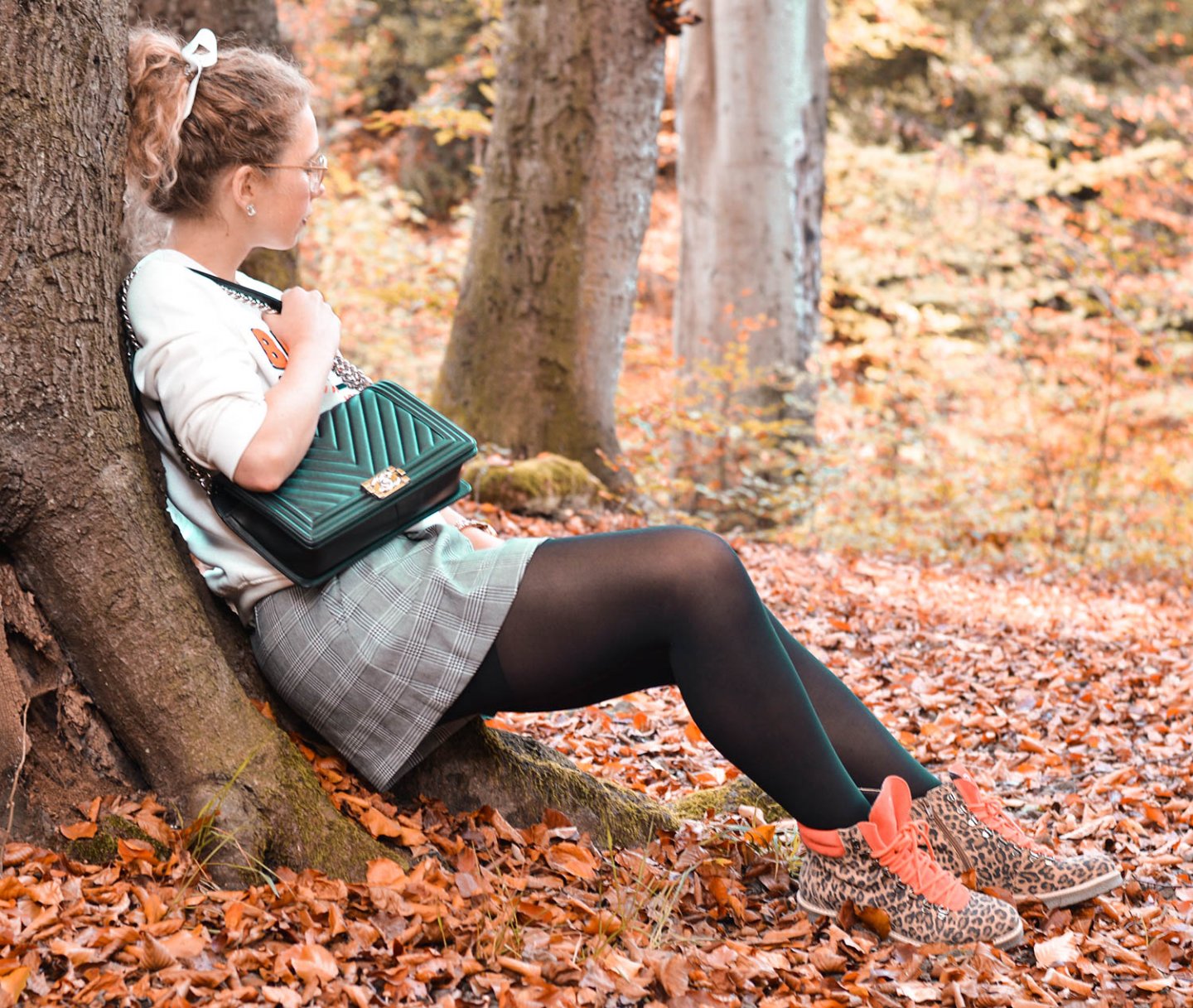 Statement Sweatshirt mit Bisous Print, Skorts, Chanel Boy Bag und Leo-Boots