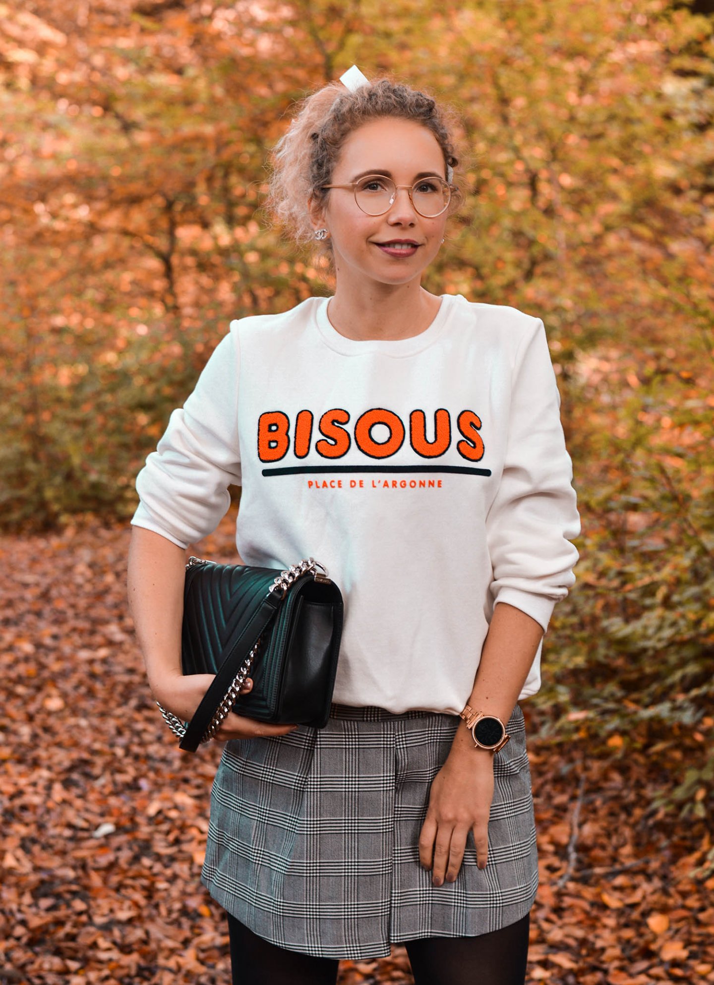 Statement Sweatshirt mit Bisous Print, Skorts, Chanel Boy Bag