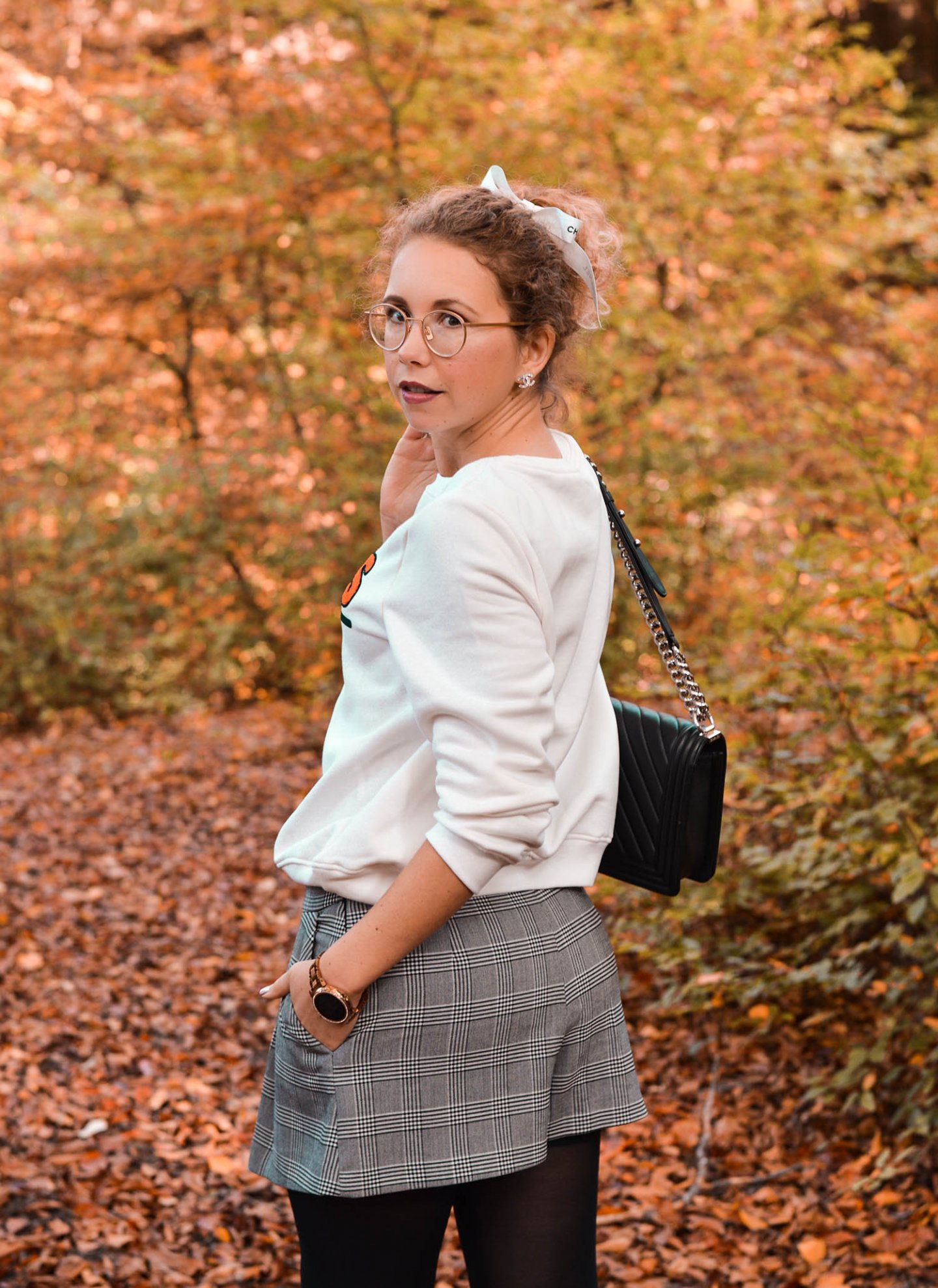 Herbstlook mit Sweatshirt und Skorts