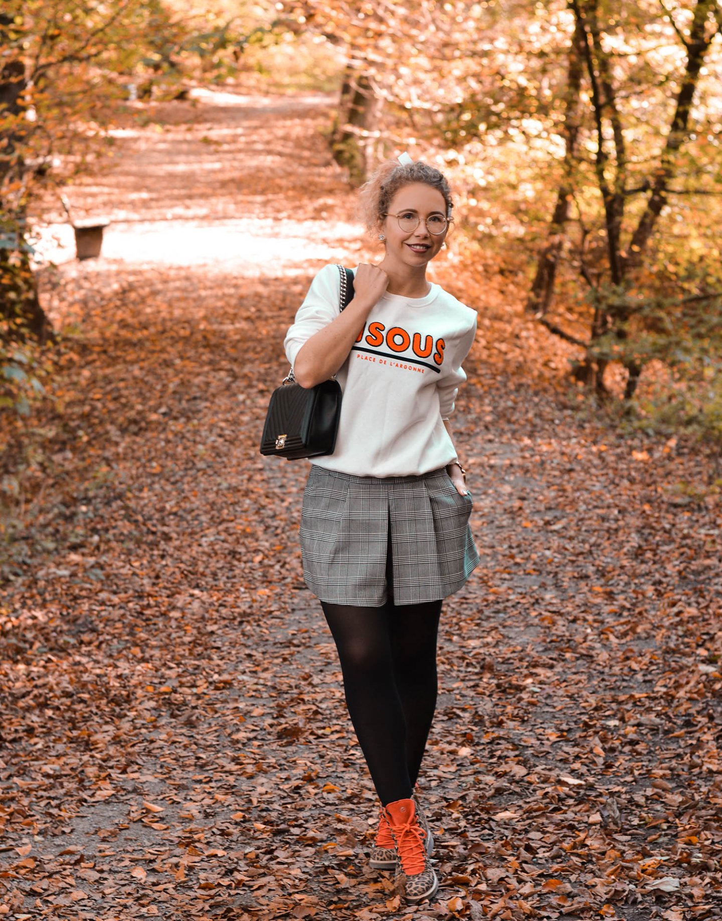 Statement Sweatshirt mit Bisous Print, Skorts, Chanel Boy Bag und Leo-Boots