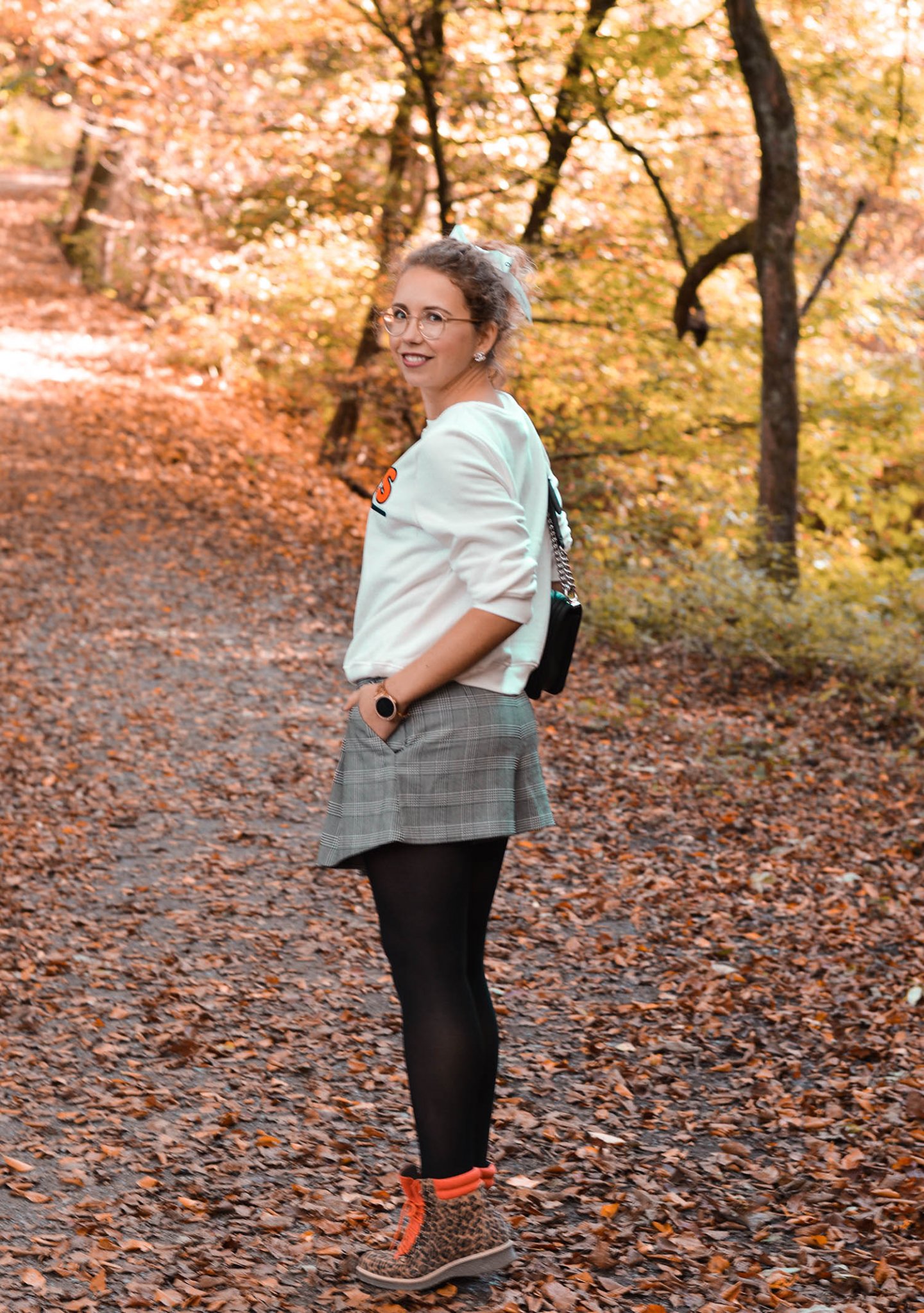 Statement Sweatshirt mit Bisous Print, Skorts, Chanel Boy Bag und Leo-Boots