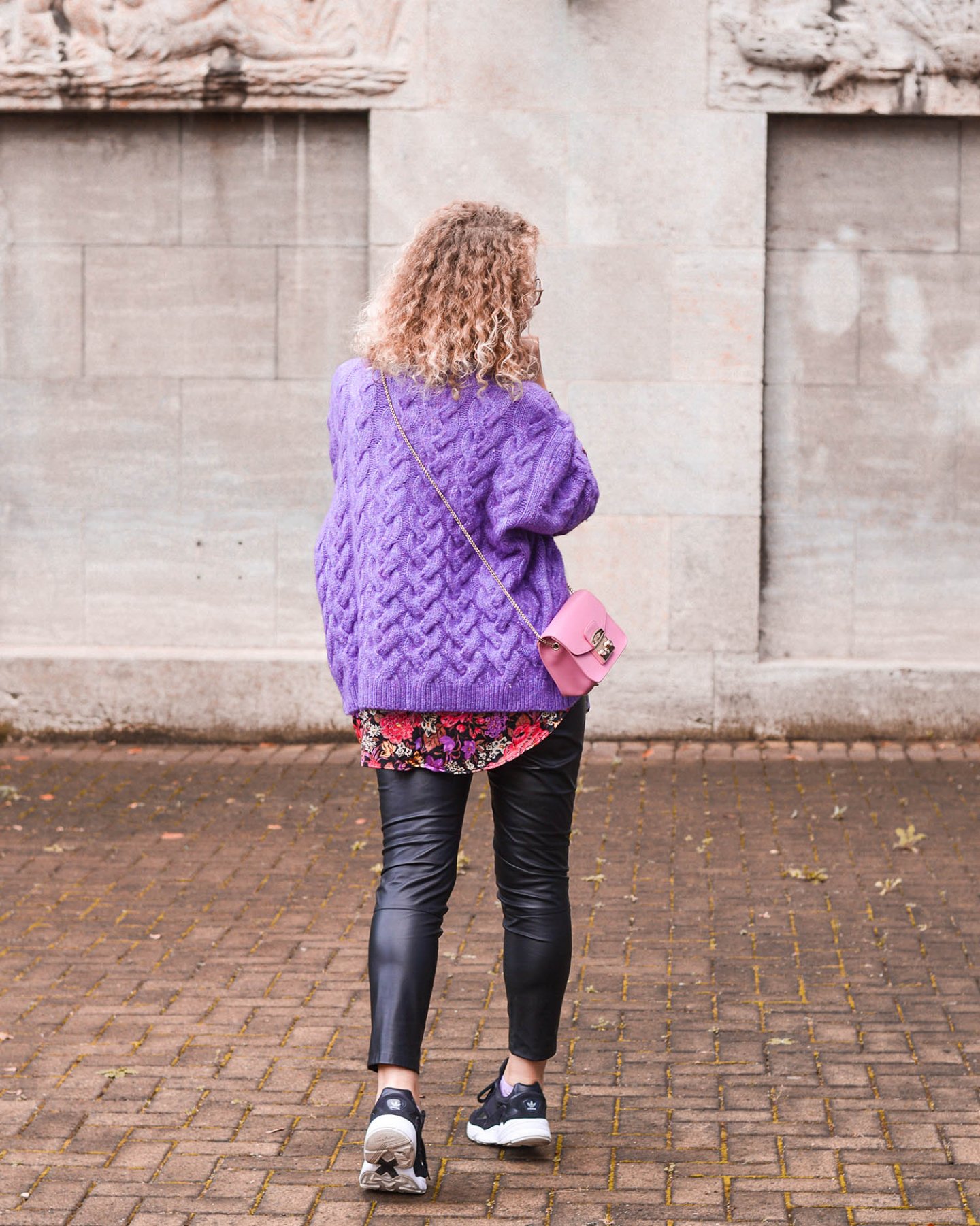 Herbstlook mit statement färbe lila und zara sweater