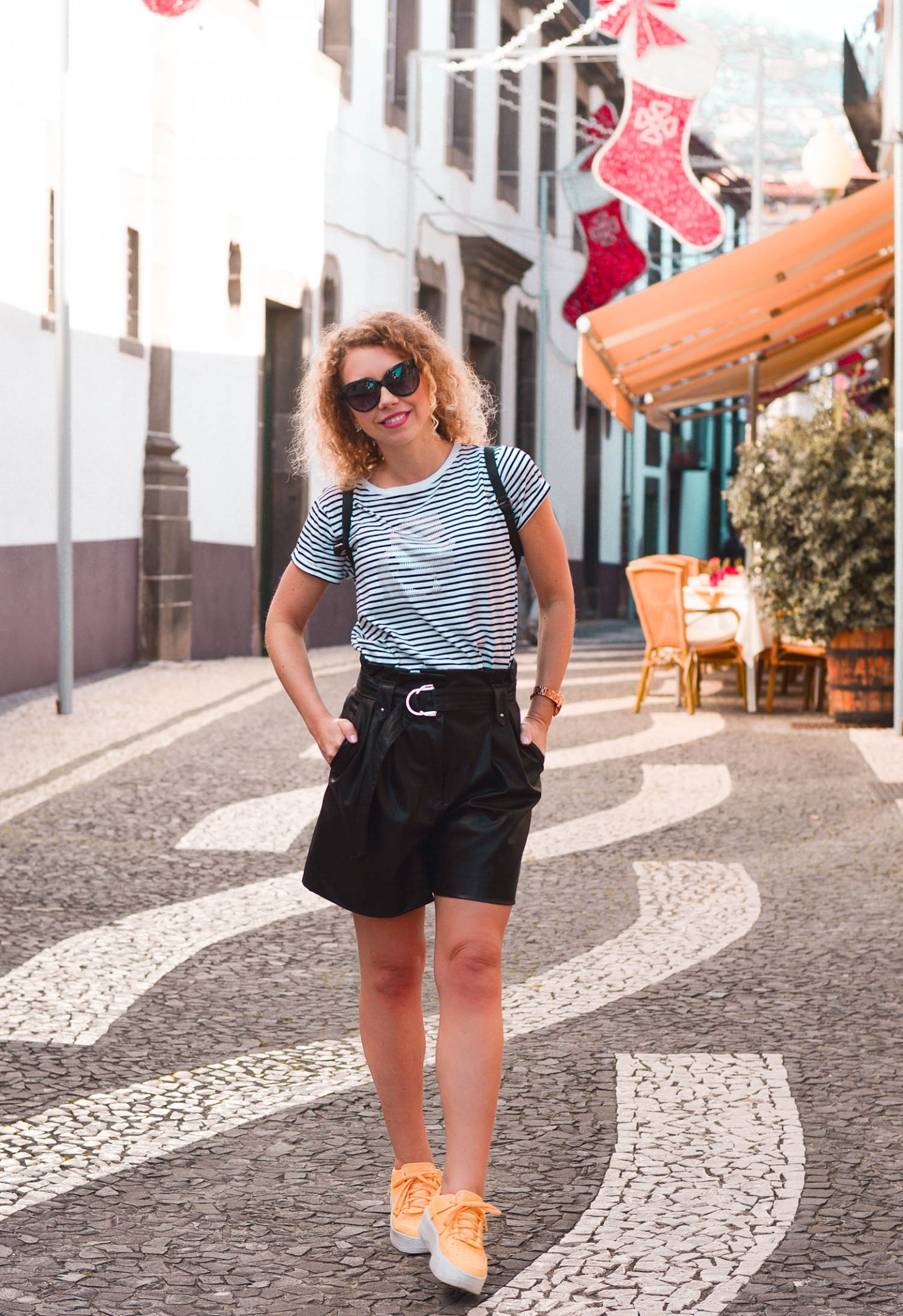 Ledershorts, Streifenshirt und Sneaker - der perfekte Urlaubslook