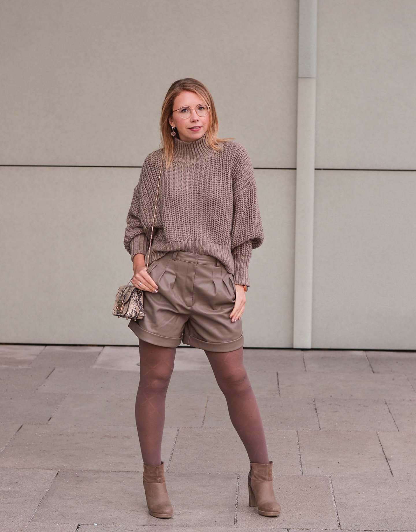 Monochromes Outfit in Taupe