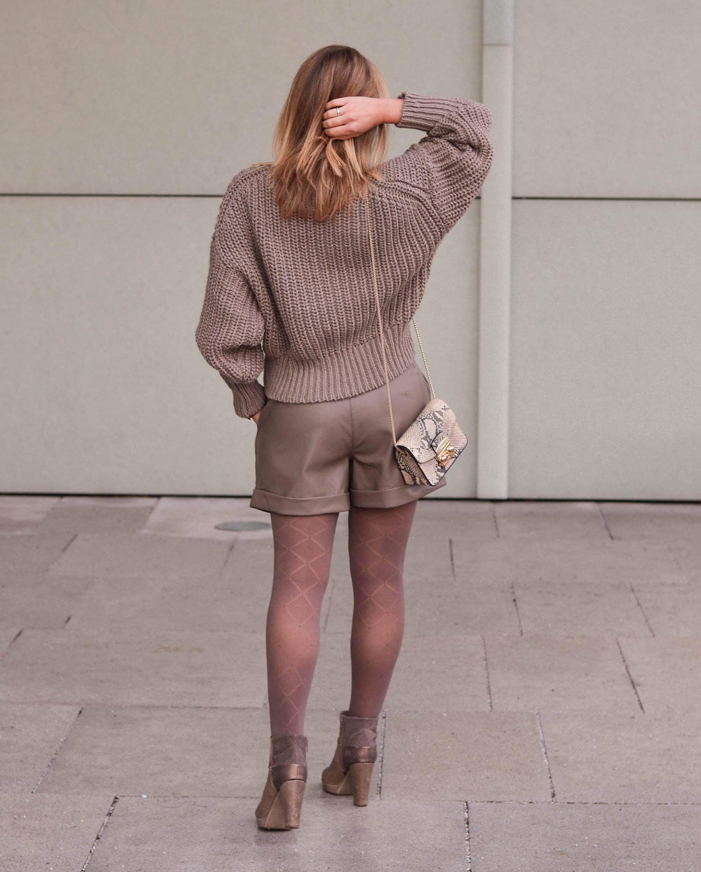 Monochromes Outfit in Taupe