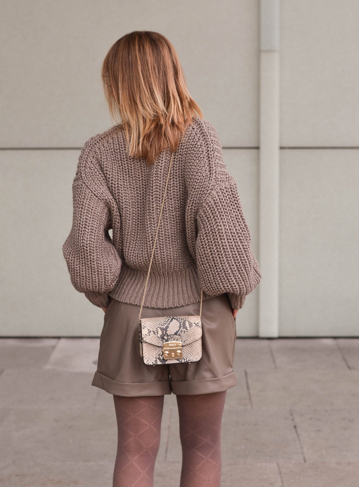 Pullover und Ledershorts in Taupe