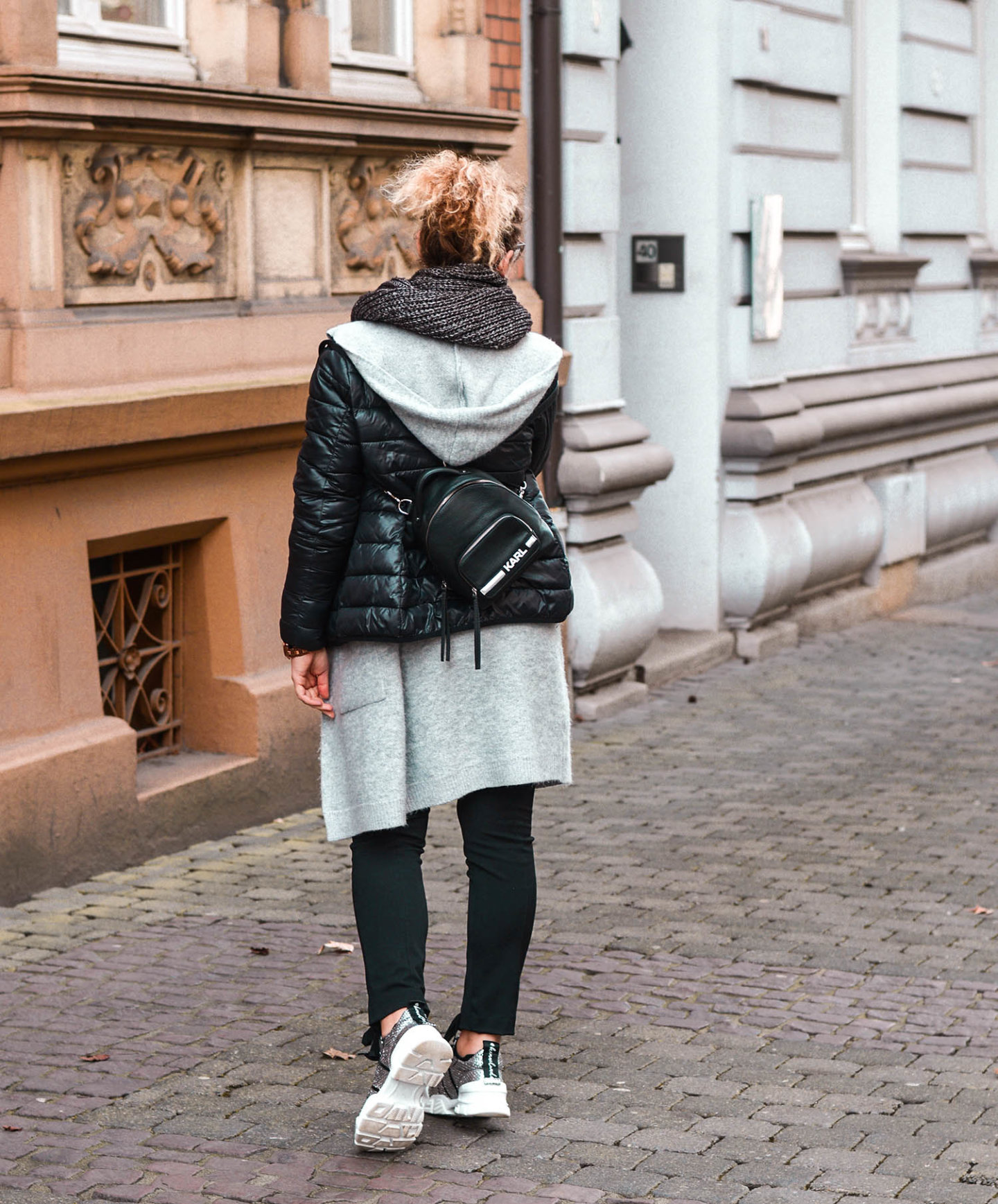 Layering Outfit mit Mini-Backpack von Lagerfeld