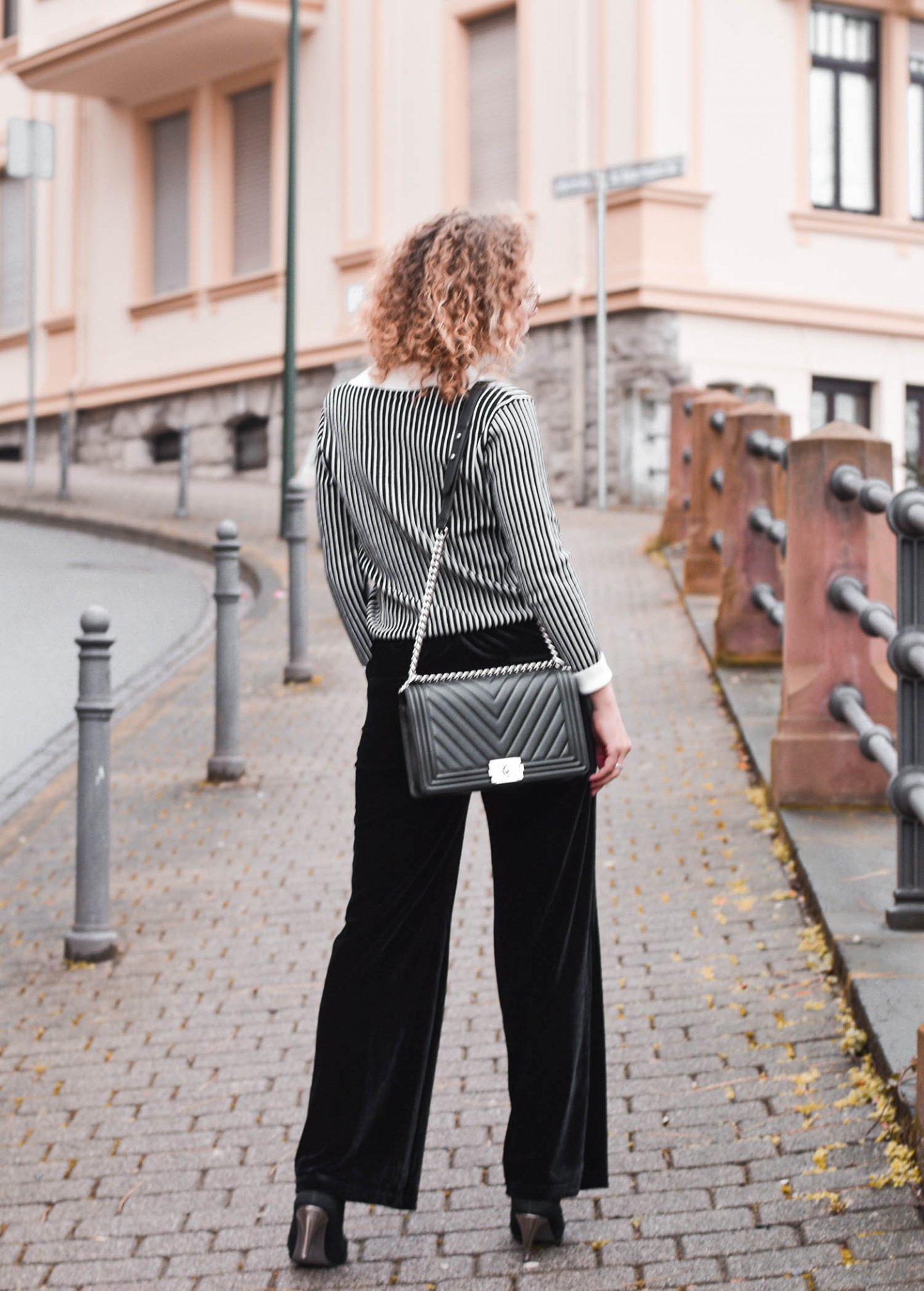 Schwarz-Weiß Look mit Samthose