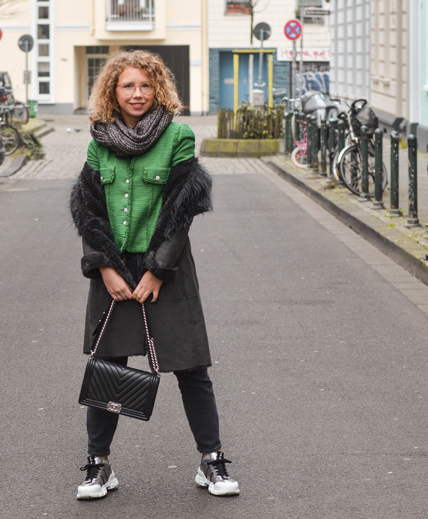 shearling mantel mit tweedjacke, Chanel Tasche und Chunky Sneaker