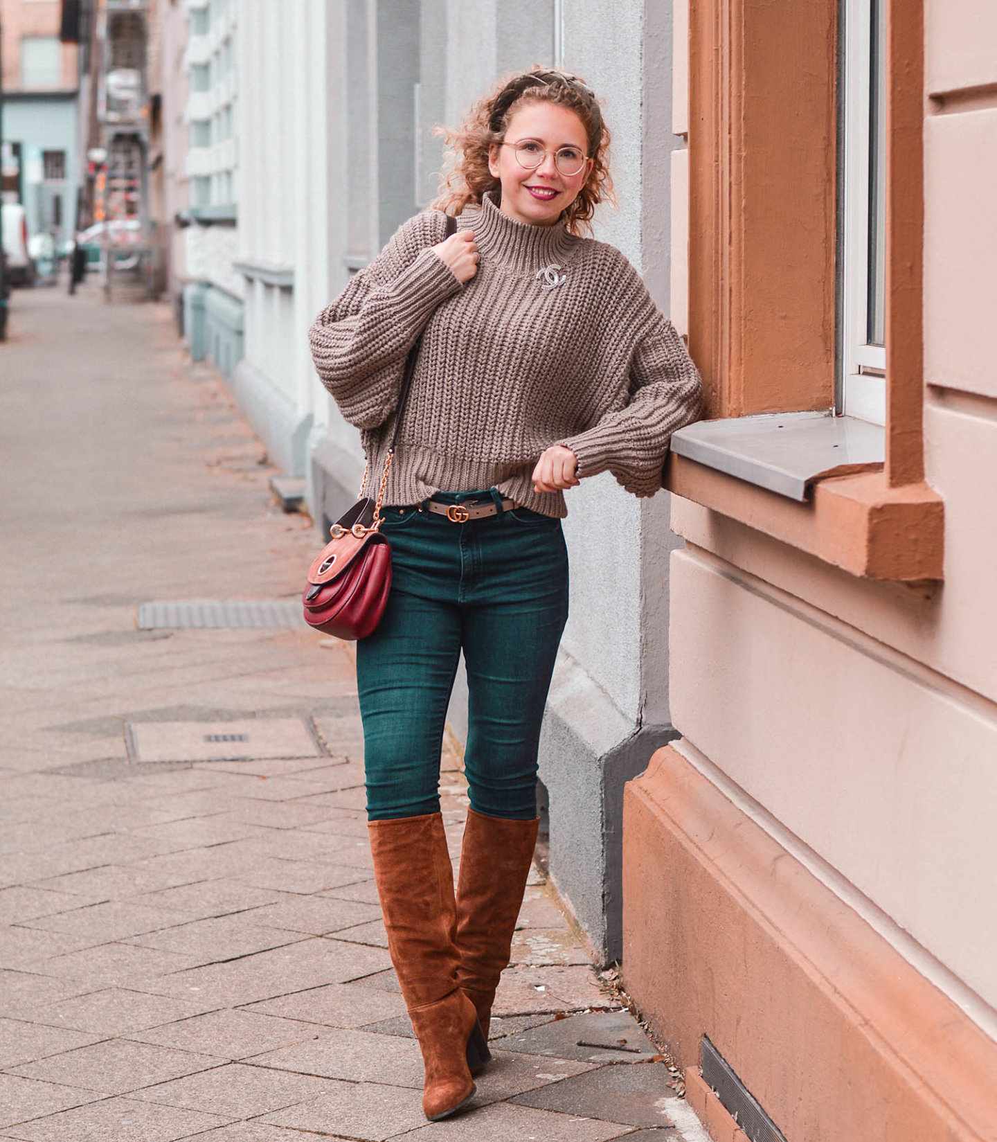 Kniehohe Stiefel und High Waist Jeans