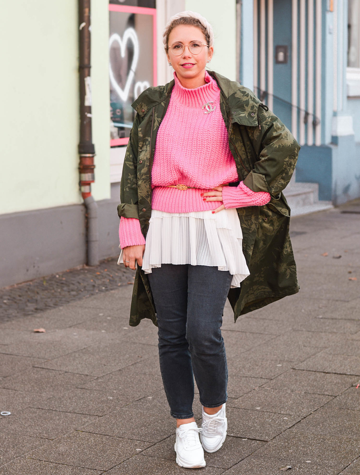 H&M Parka, pinkfarbener Pulli, Zara Bluse und chunky Sneaker