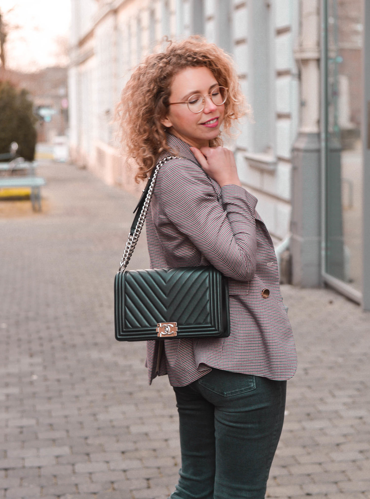 karo-blazer und Chanel Tasche