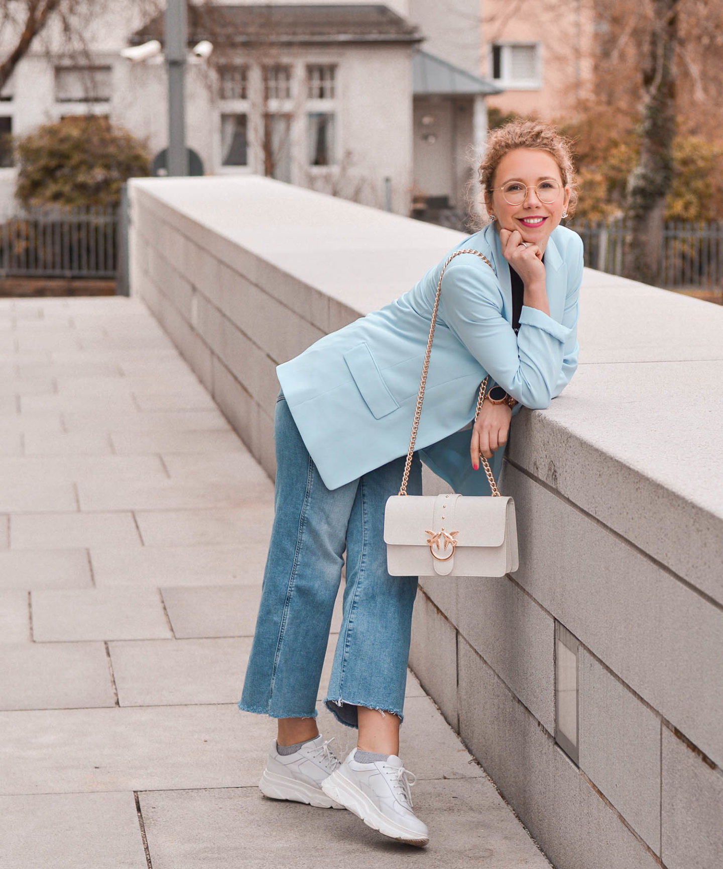 hellblauer blazer, jeans culottes und chunky sneaker