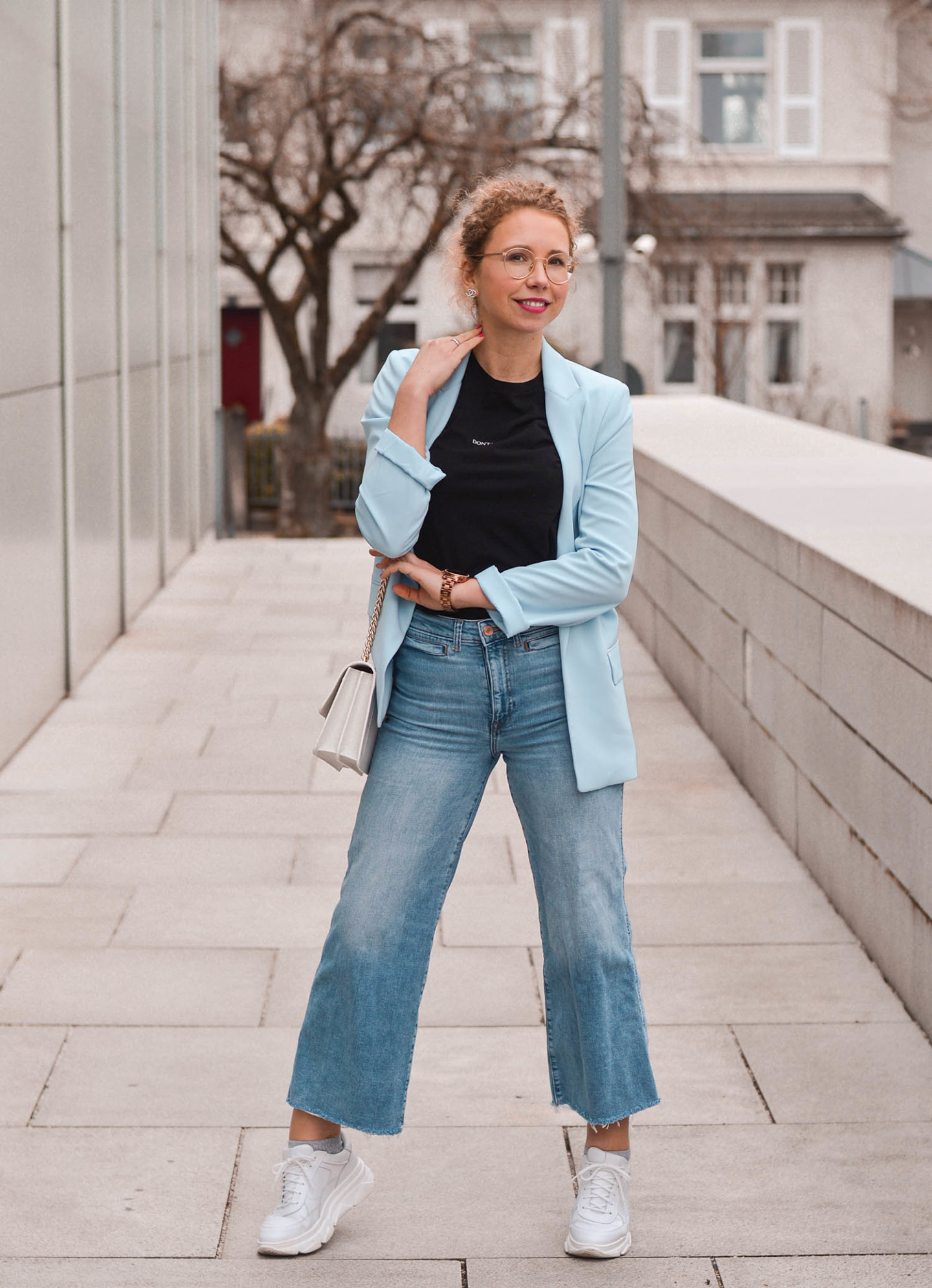 Blazer, Statement Shirt und Jeans Culottes