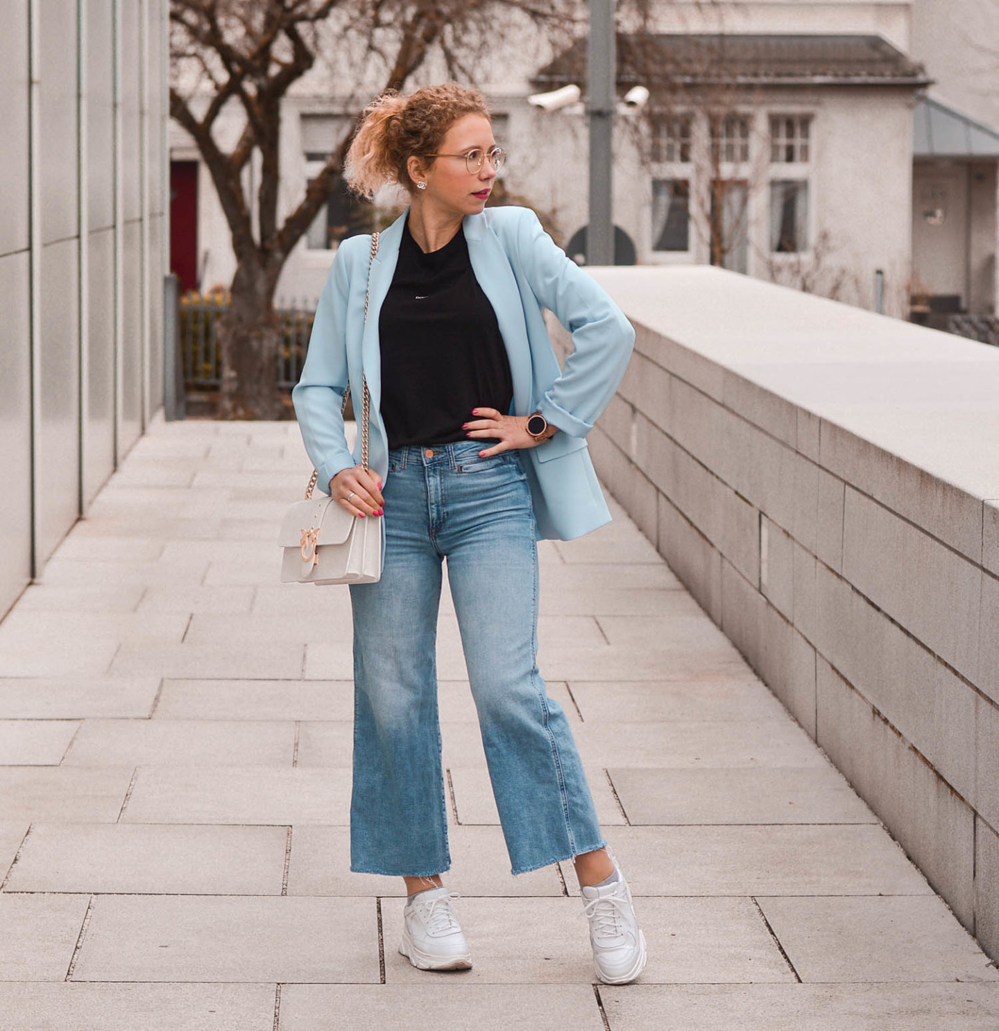 Blazer, Statement Shirt und Jeans Culottes