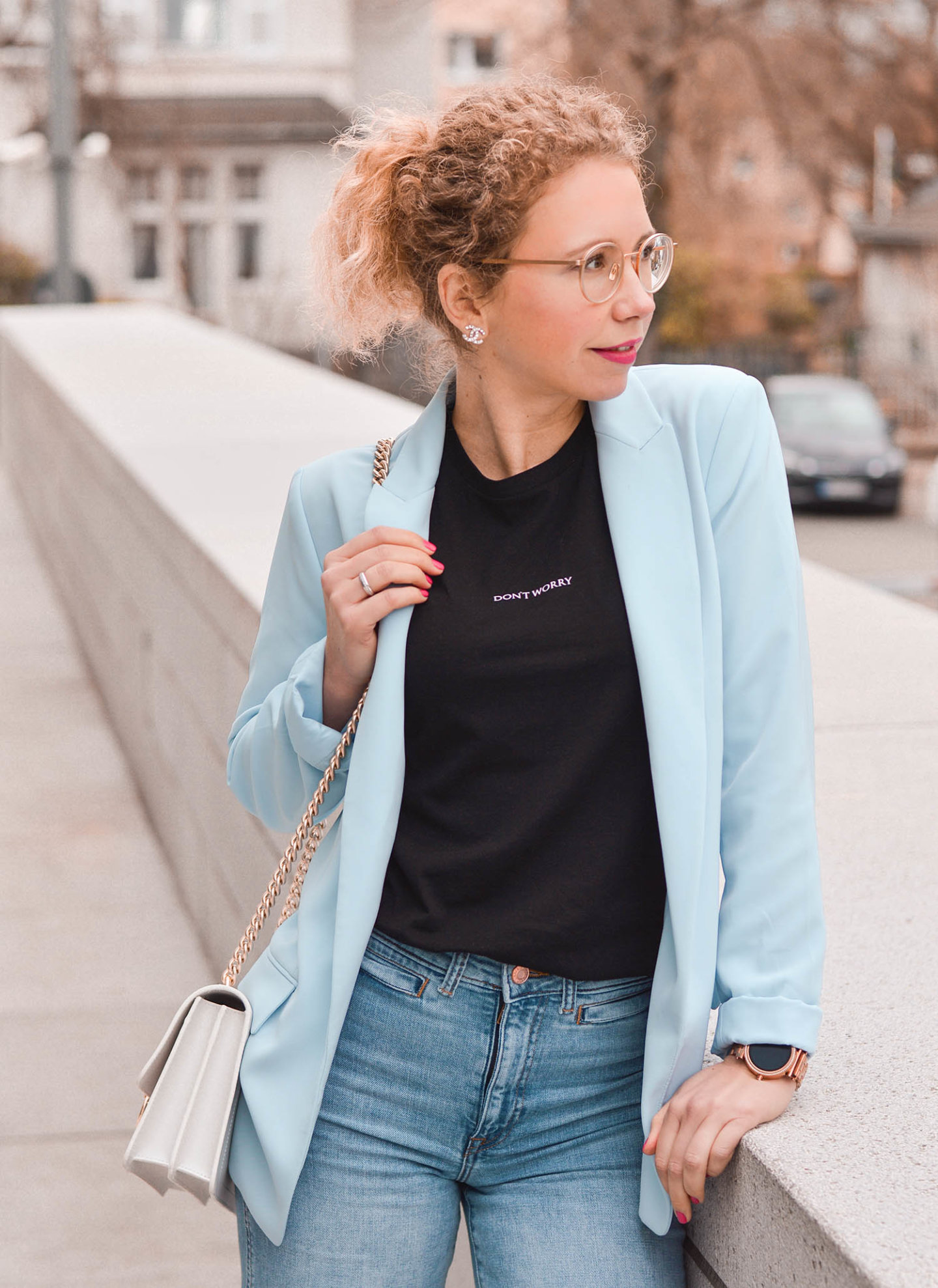 Blazer, Statement Shirt und Jeans