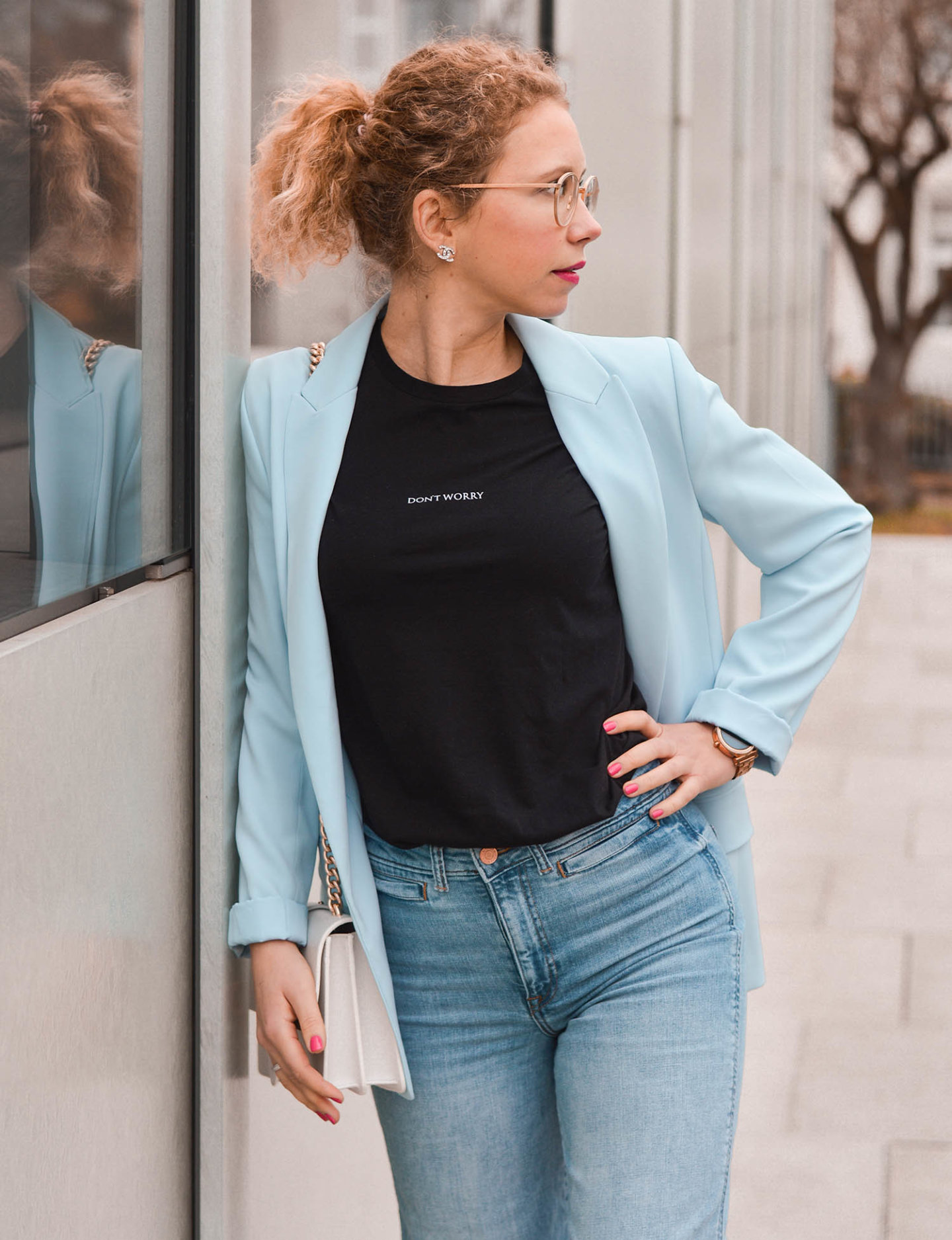 streetstyle mit blazer, shirt und jeans 