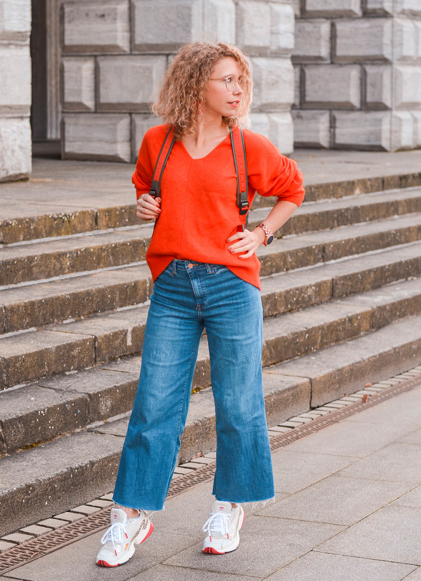 frühlingsoutfit mit denim culottes und adidas falcon