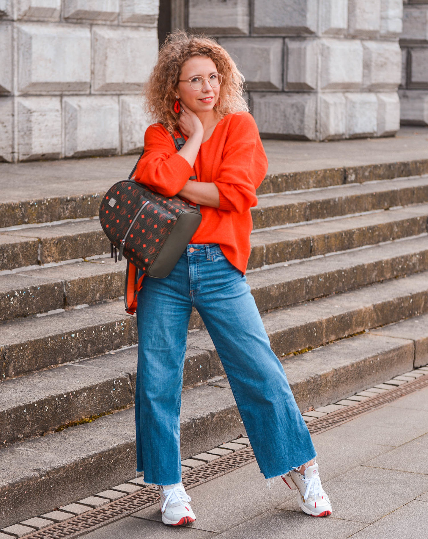 frühlingsoutfit mit logo-rucksack von mcm