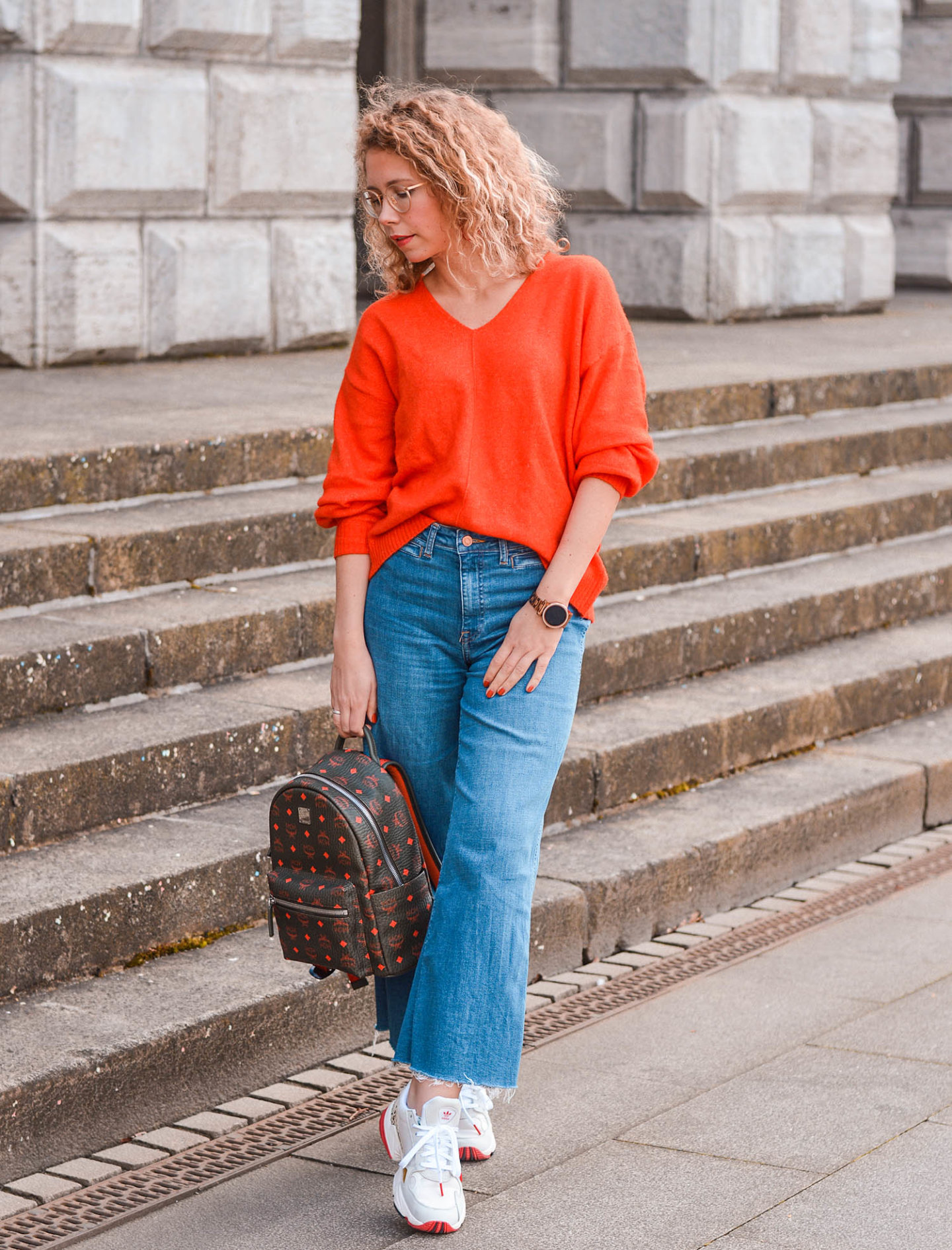 jeans culottes, mcm logo rucksack und chunky sneaker