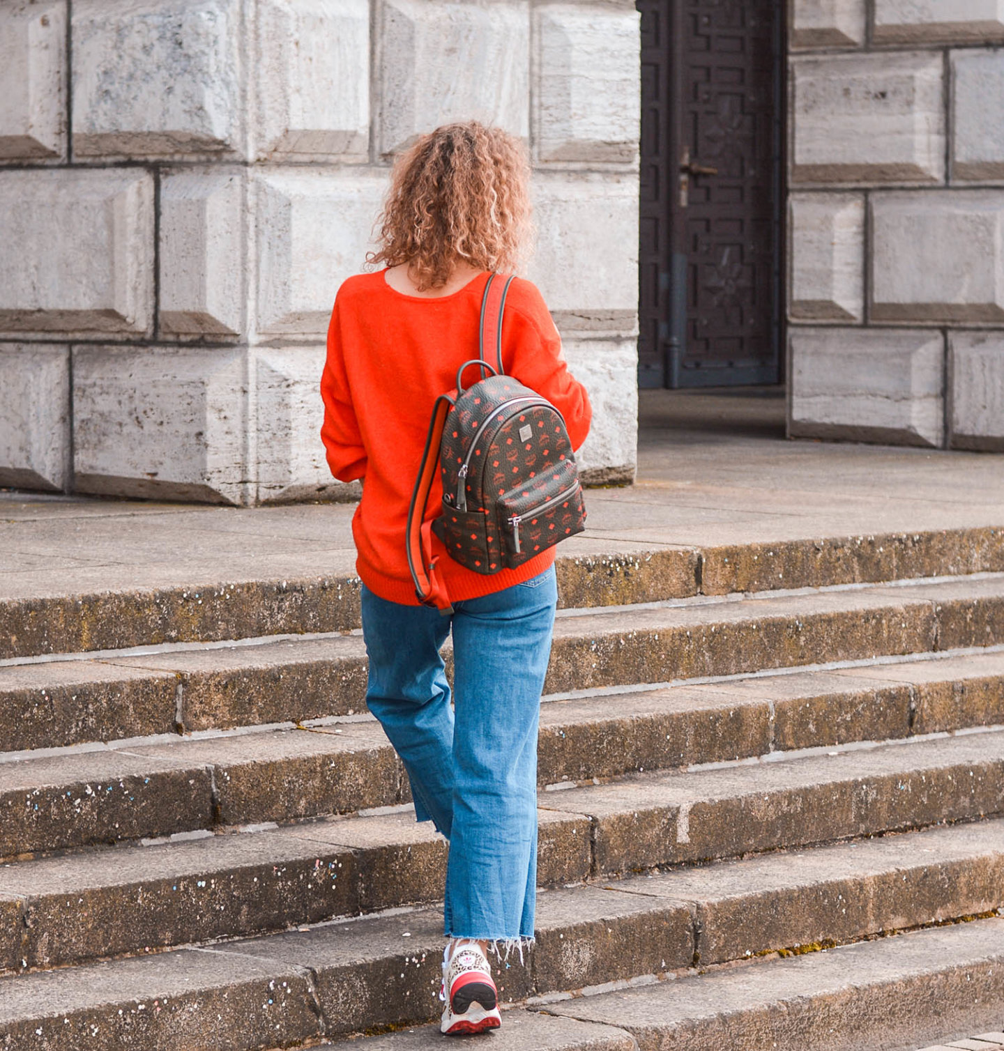 frühlingsoutfit mit signalfarbe rot und mcm-rucksack