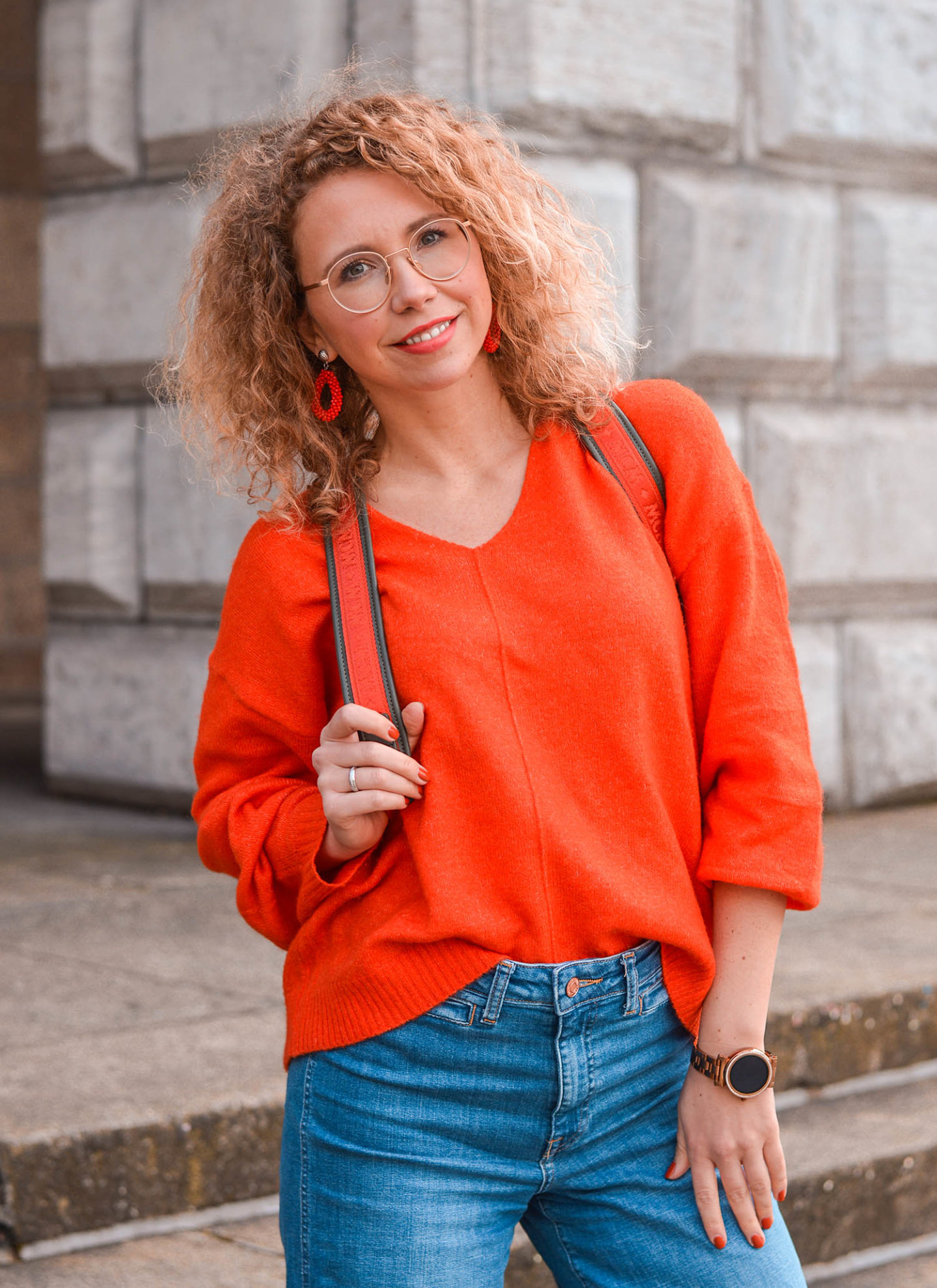 frühlingslook in jeansblau und rot