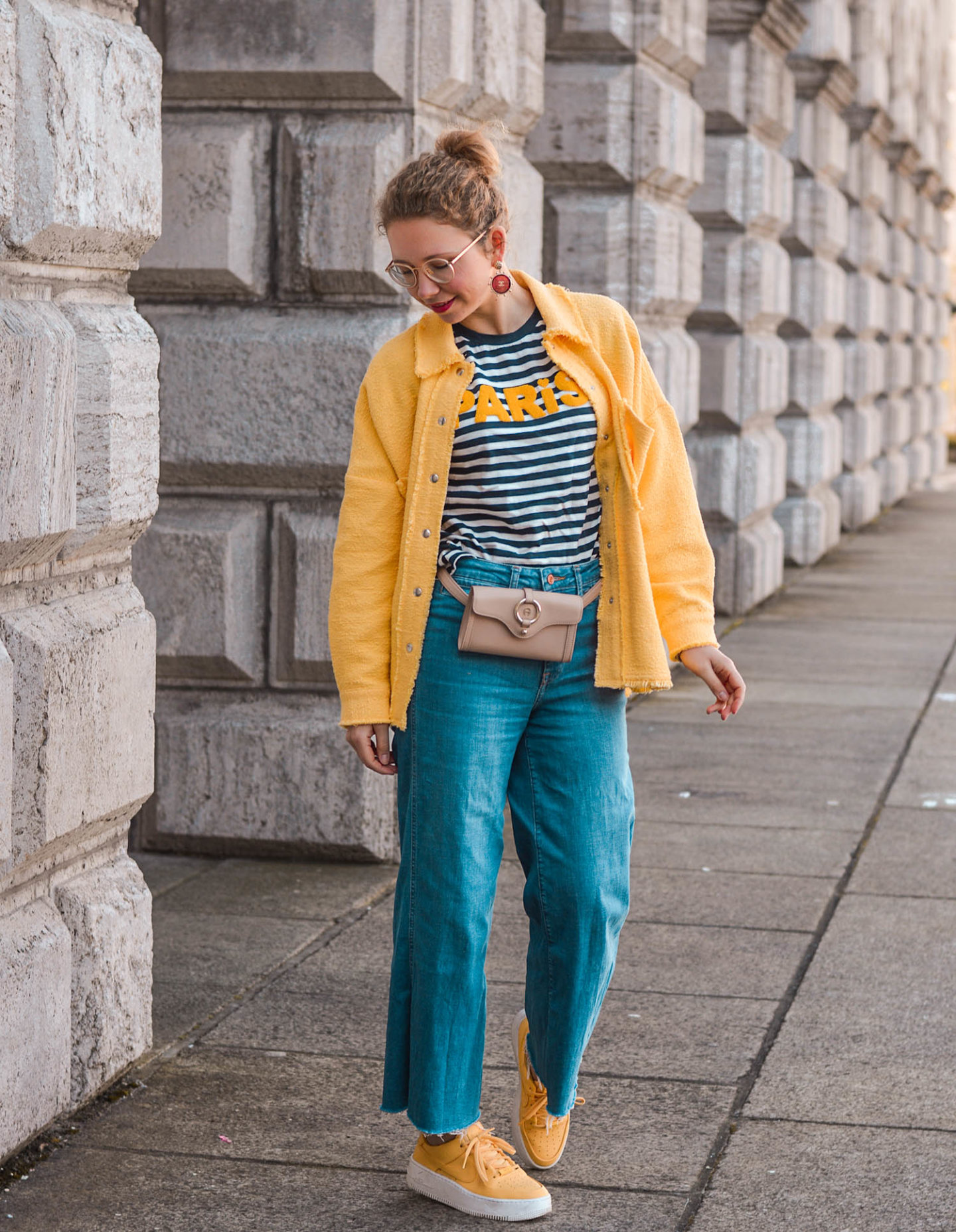 lässiger Frühlingslook mit denim culottes, belt bag und hemd-jacke