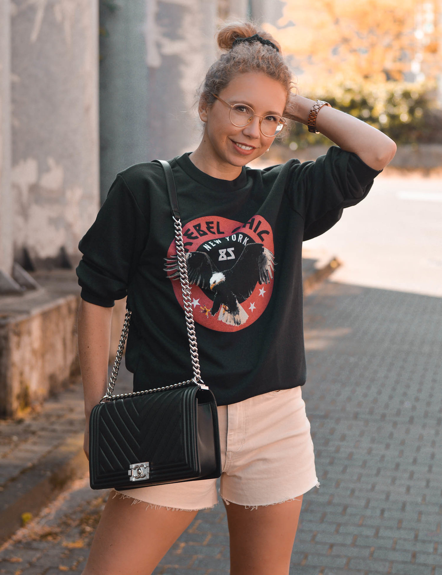 rebel chic New York sweatshirt, Chanel Tasche und shorts