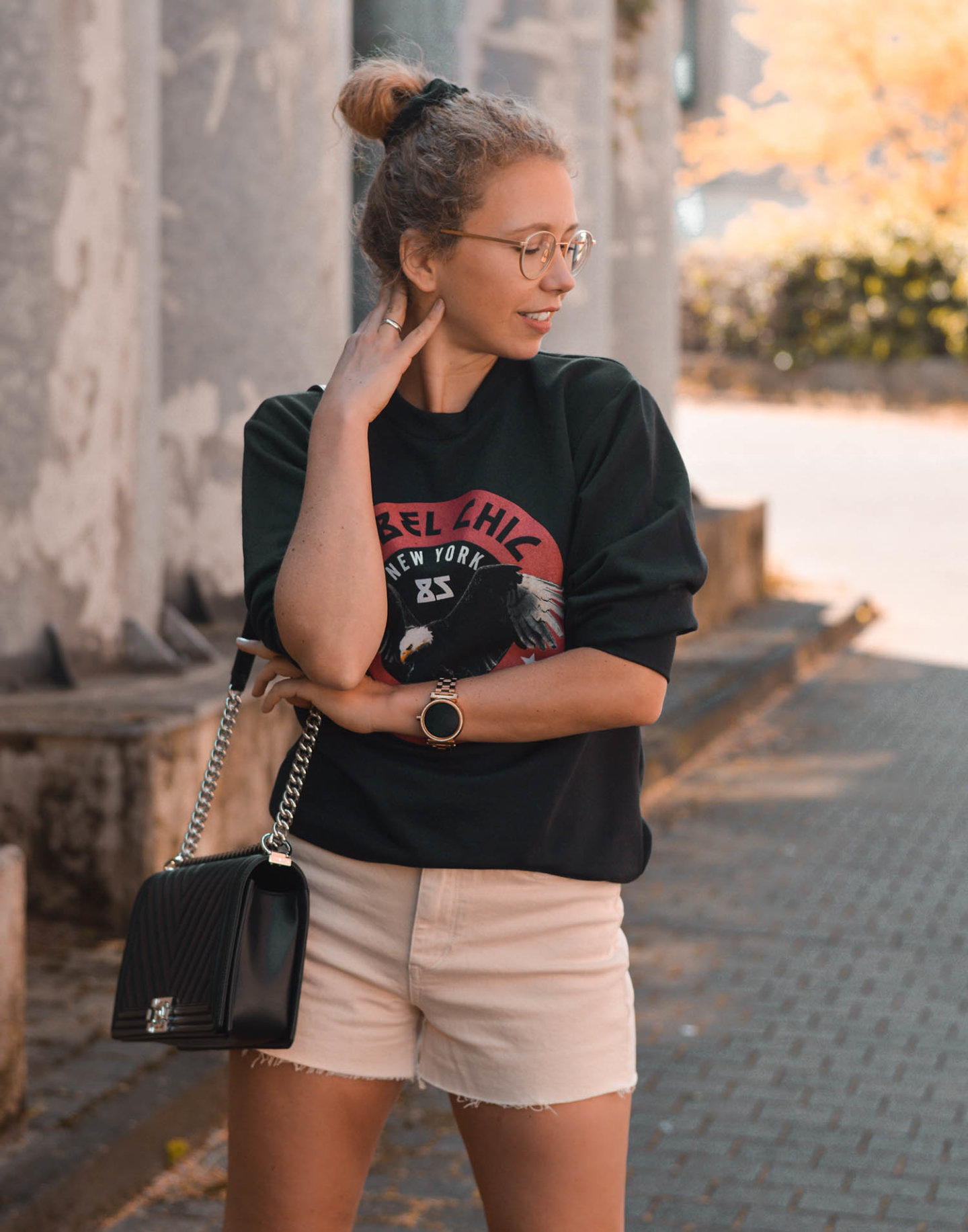 Rebel Chic Sweatshirt, Chanel und Shorts