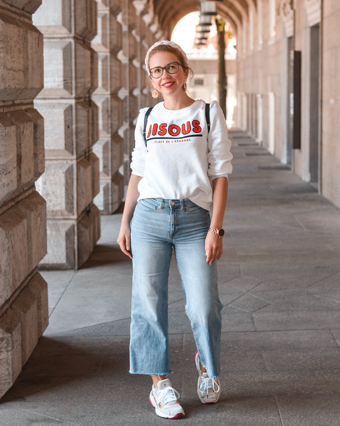 Sweatshirt Trend mit Denim Culotte und Mini-Rucksack