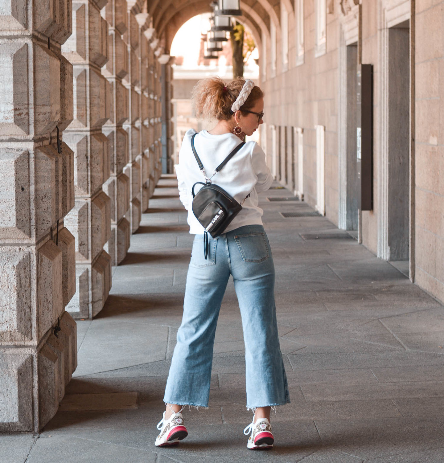 Sweatshirt Trend mit Denim Culotte und Mini-Rucksack