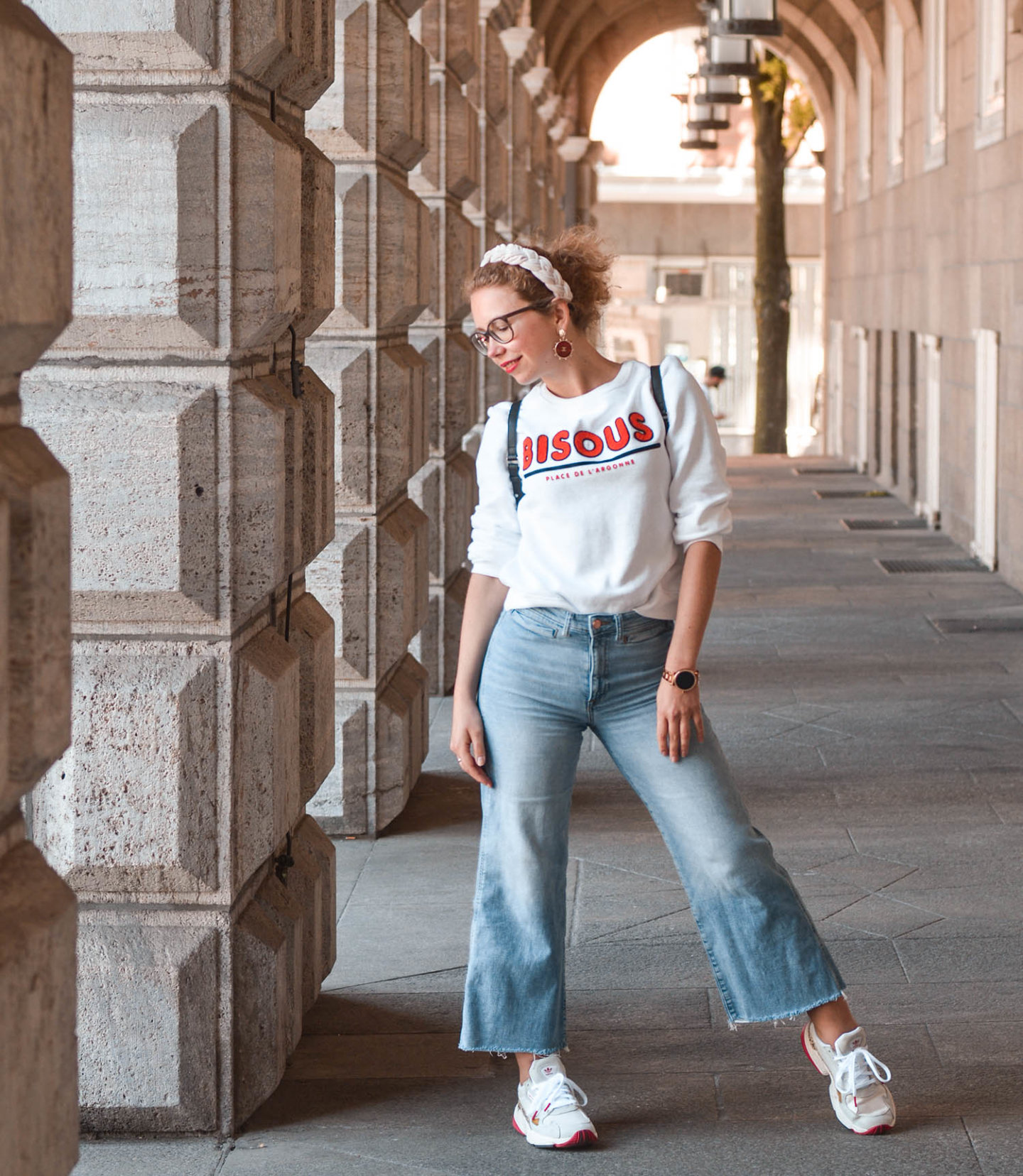 jeans culotte. sweatshirt, statement haarreif