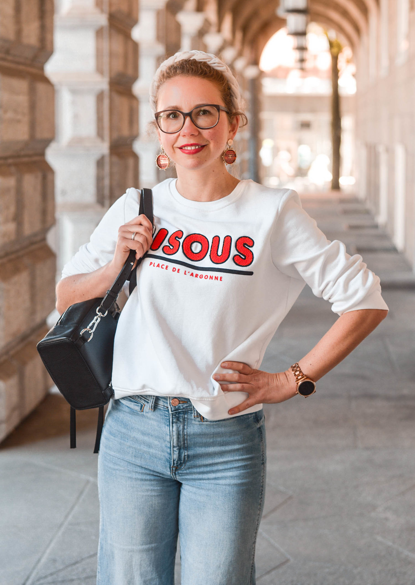 weißes sweatshirt mit statement print von H&M, chanel ohrringe und statement haarreifen